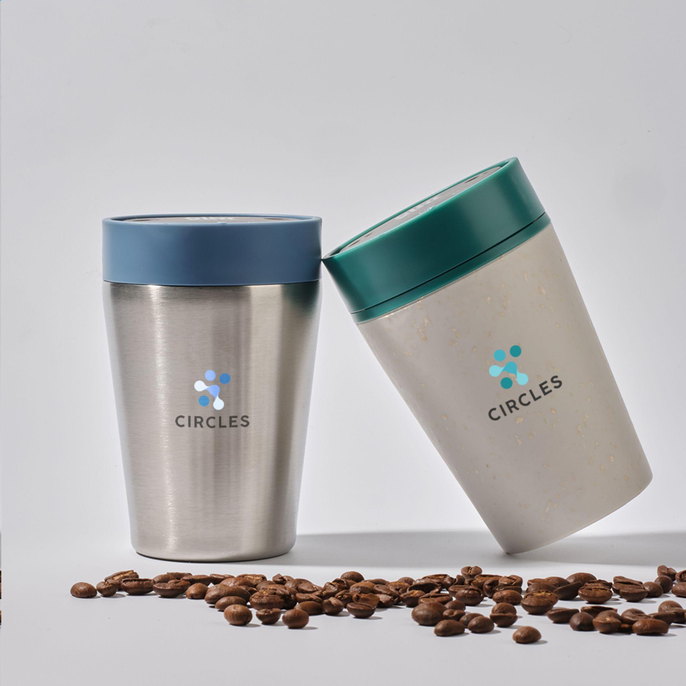 Mug café Circular&Co acier inoxydable recyclé 227 ml en situation
