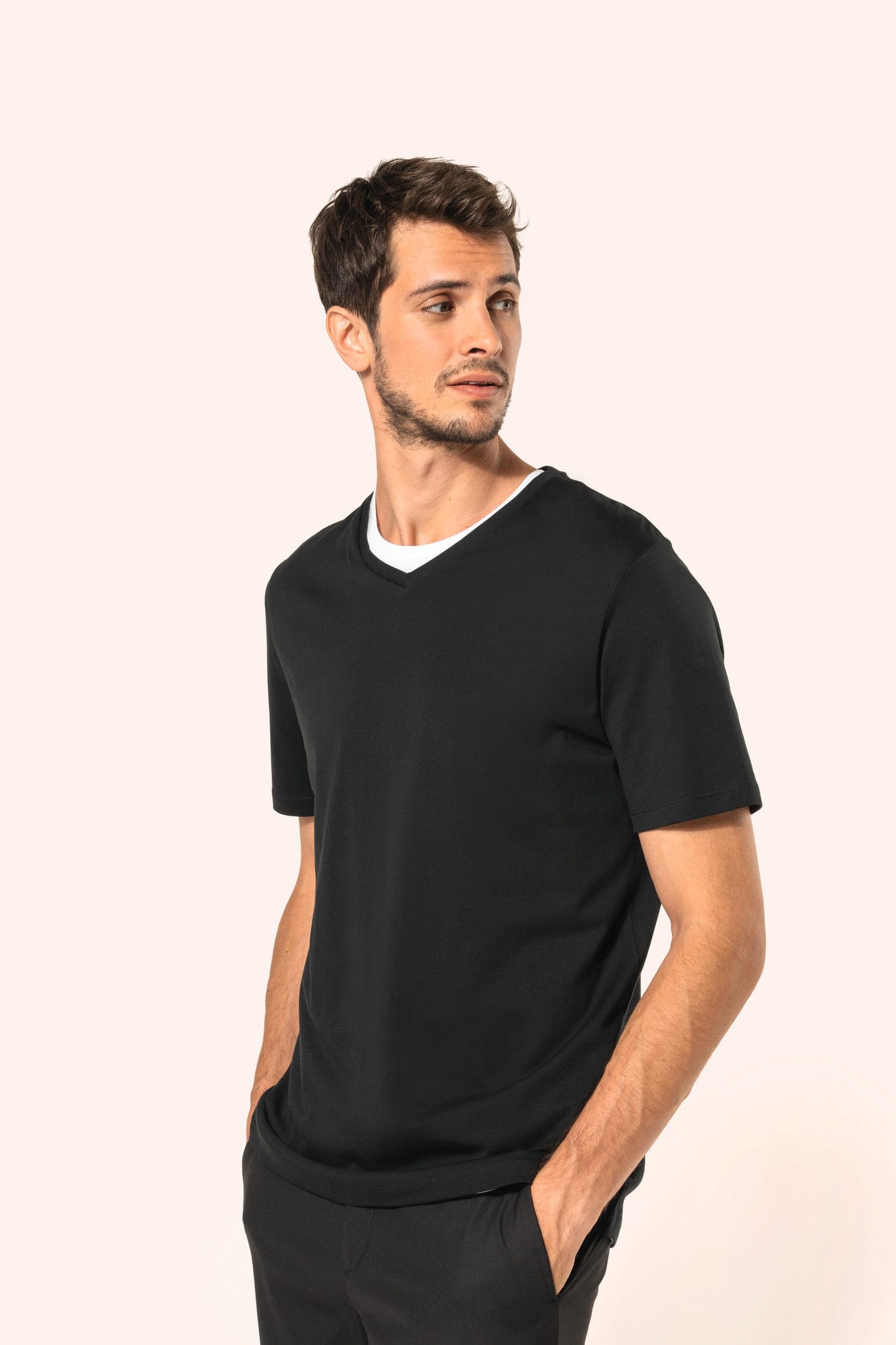 T-shirt Supima® col V manches courtes homme en situation