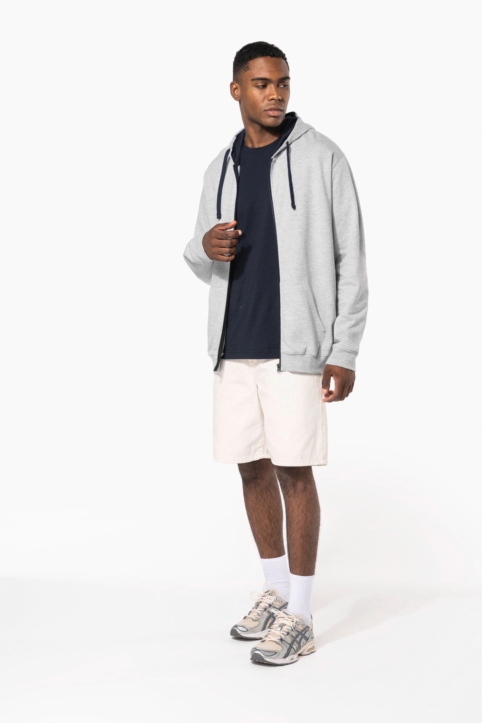 Sweat-shirt zippé capuche contrastée en situation
