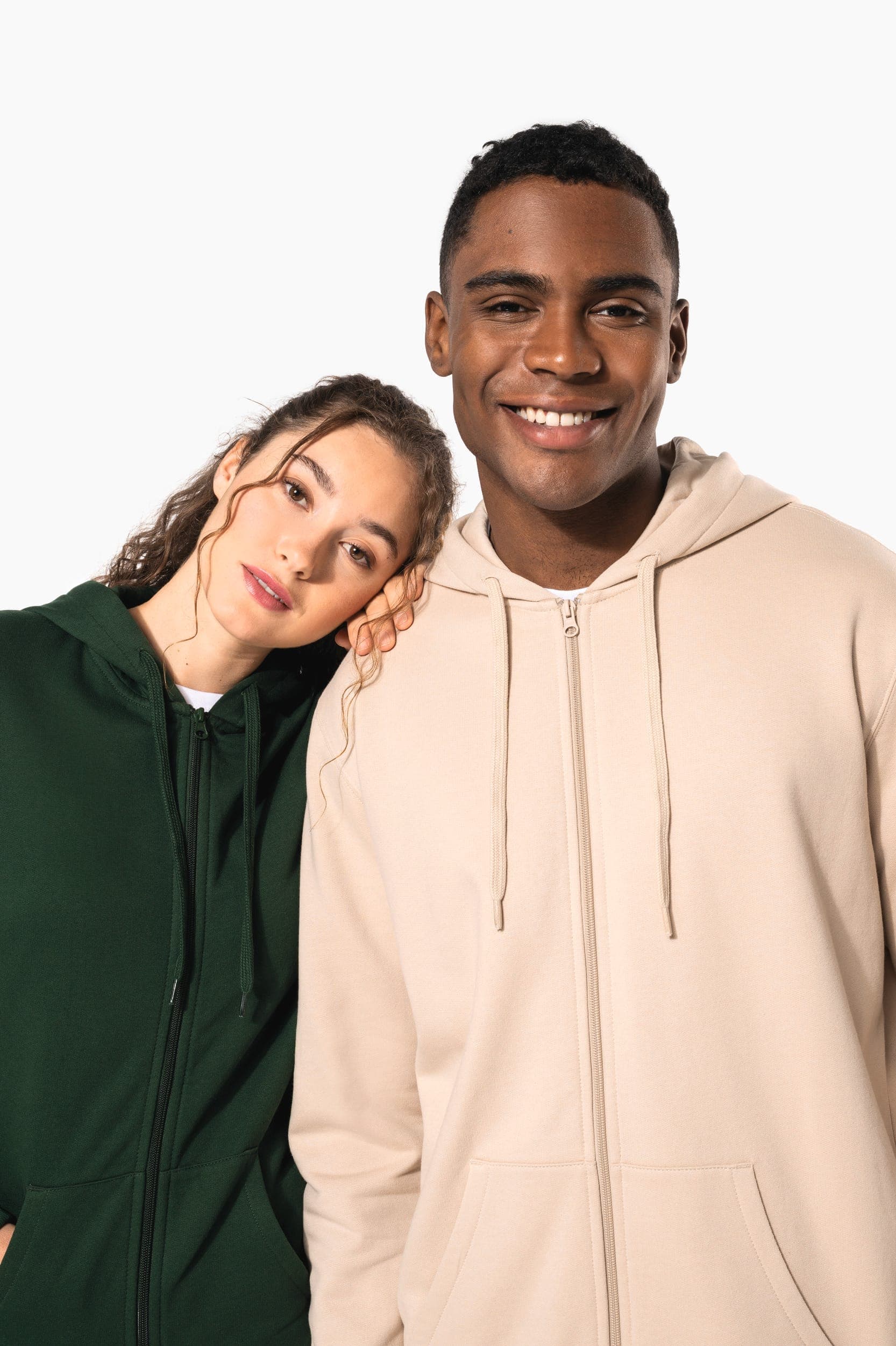 Sweat-shirt recyclé zippé à capuche unisexe en situation