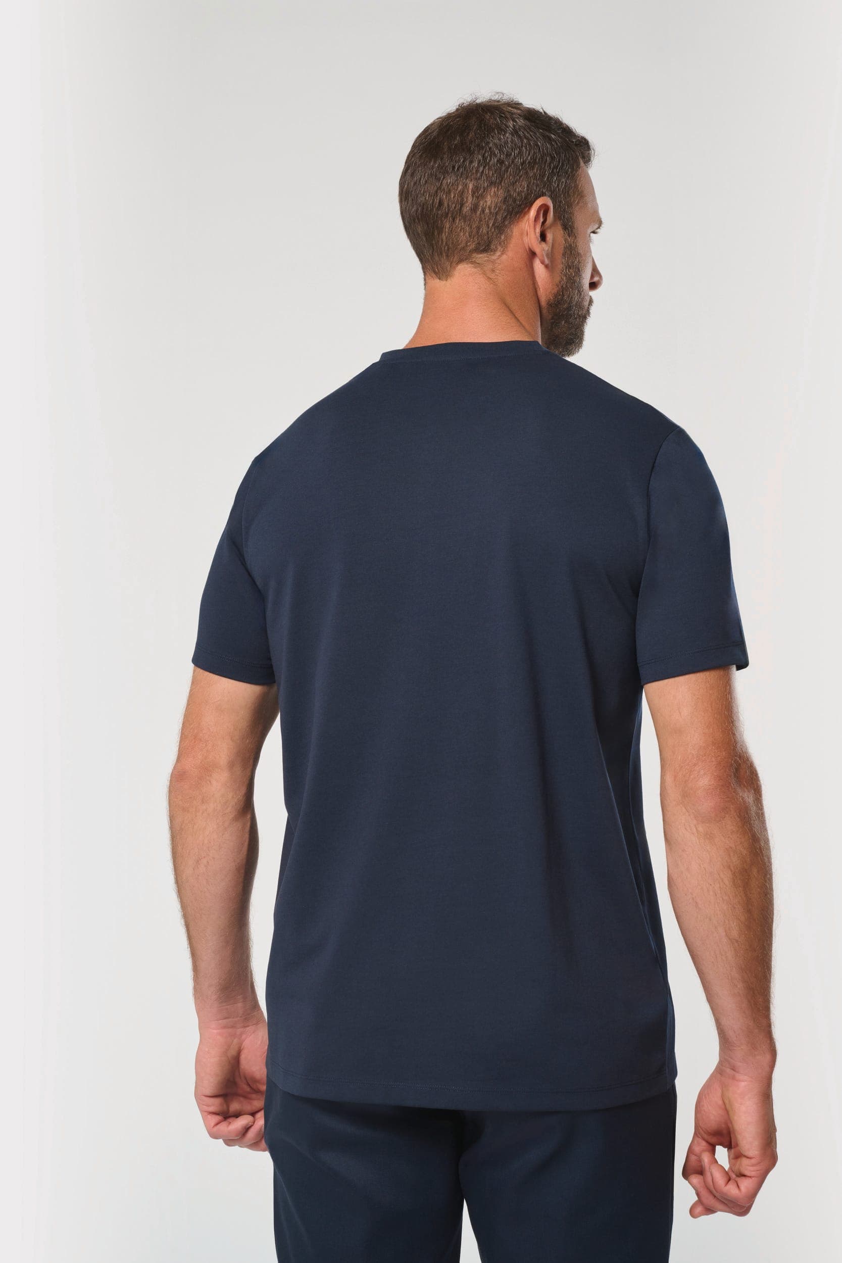 T-shirt écoresponsable col V antibactérien homme en situation