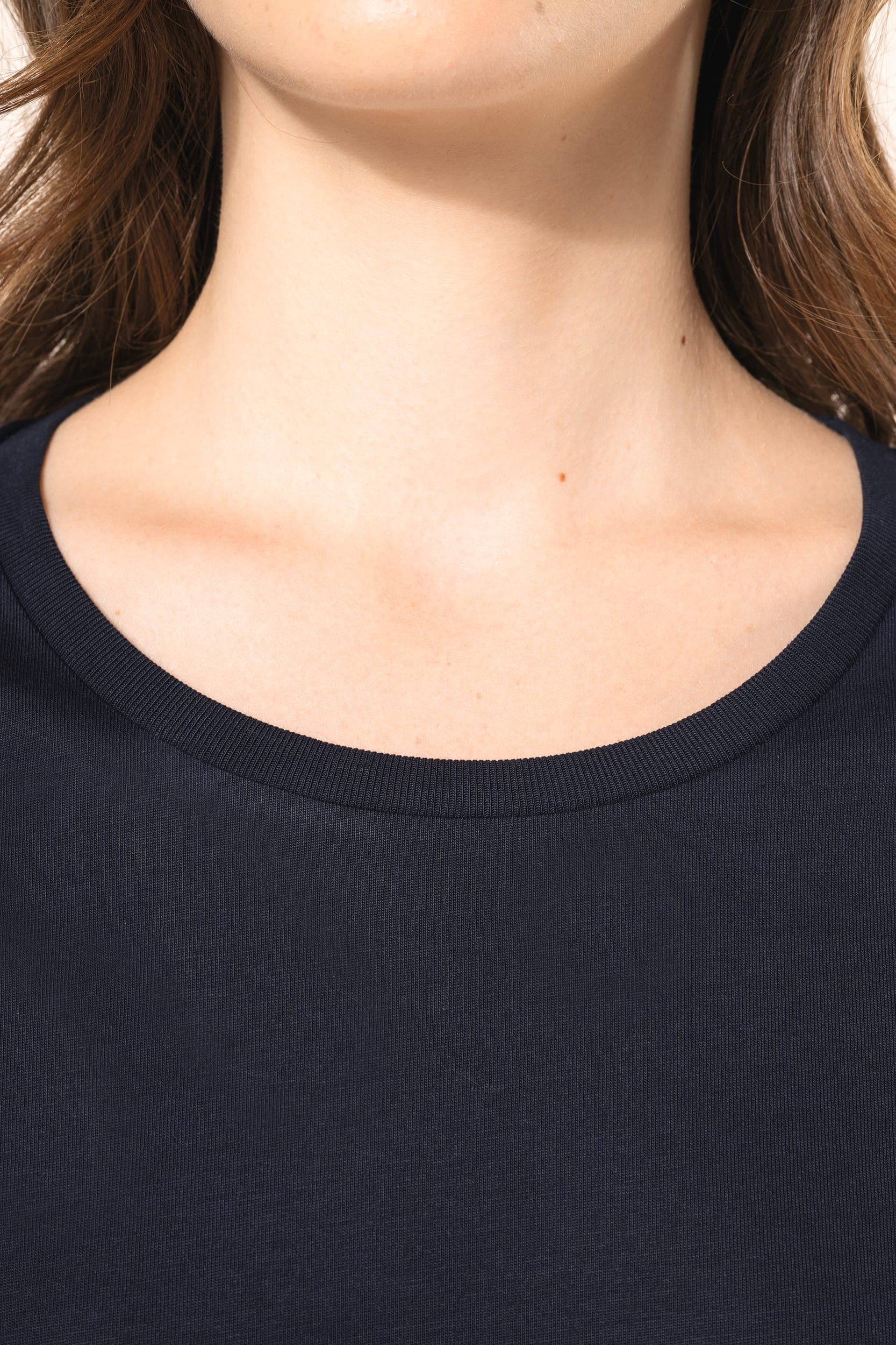 T-shirt Supima® col rond manches longues femme en situation