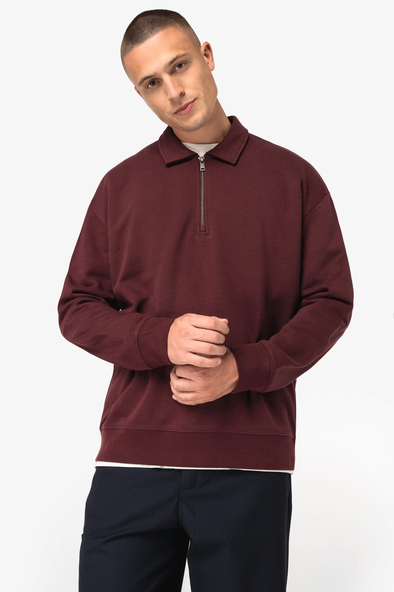 Sweat-shirt écoresponsable quart zip col polo à épaules tombantes unisexe en situation
