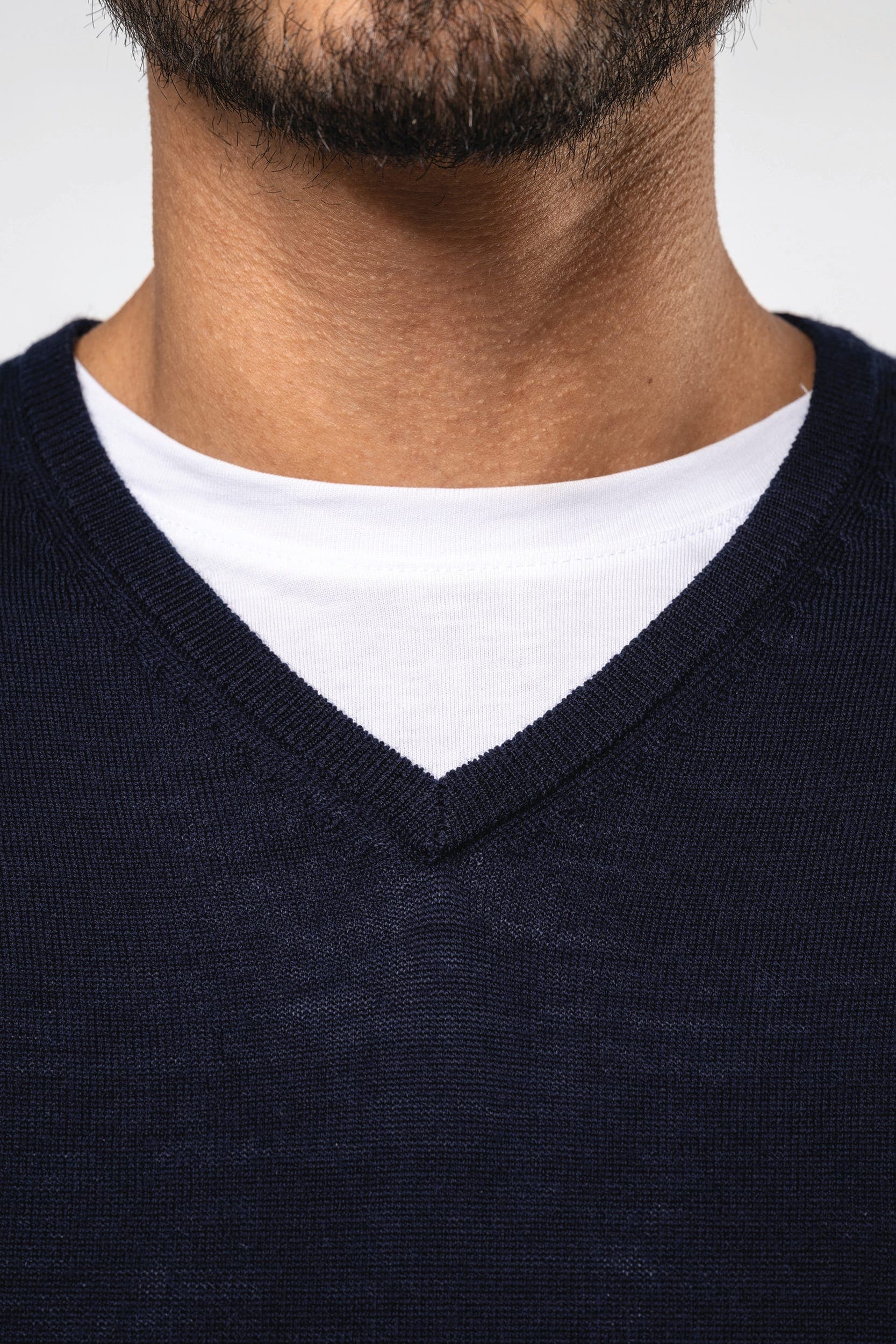 Pull Mérinos col V homme en situation