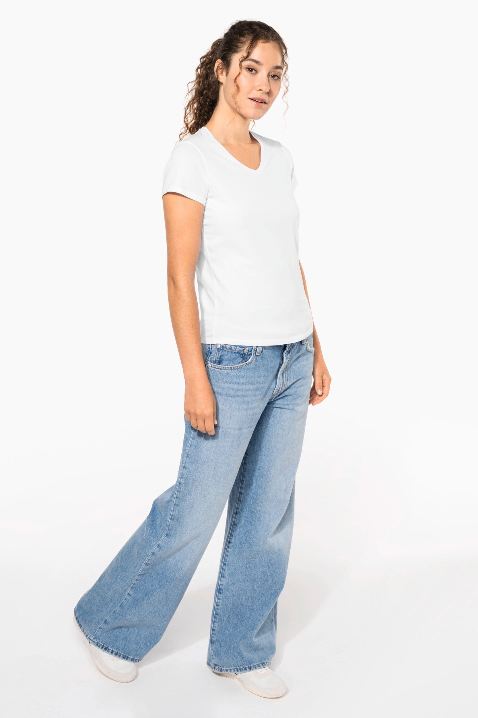 T-shirt col V manches courtes femme en situation