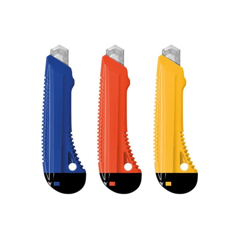 CUTTER PLASTIQUE PROFESSIONNEL AVEC GUIDE METAL ET BLOCAGE DE LAME en situation