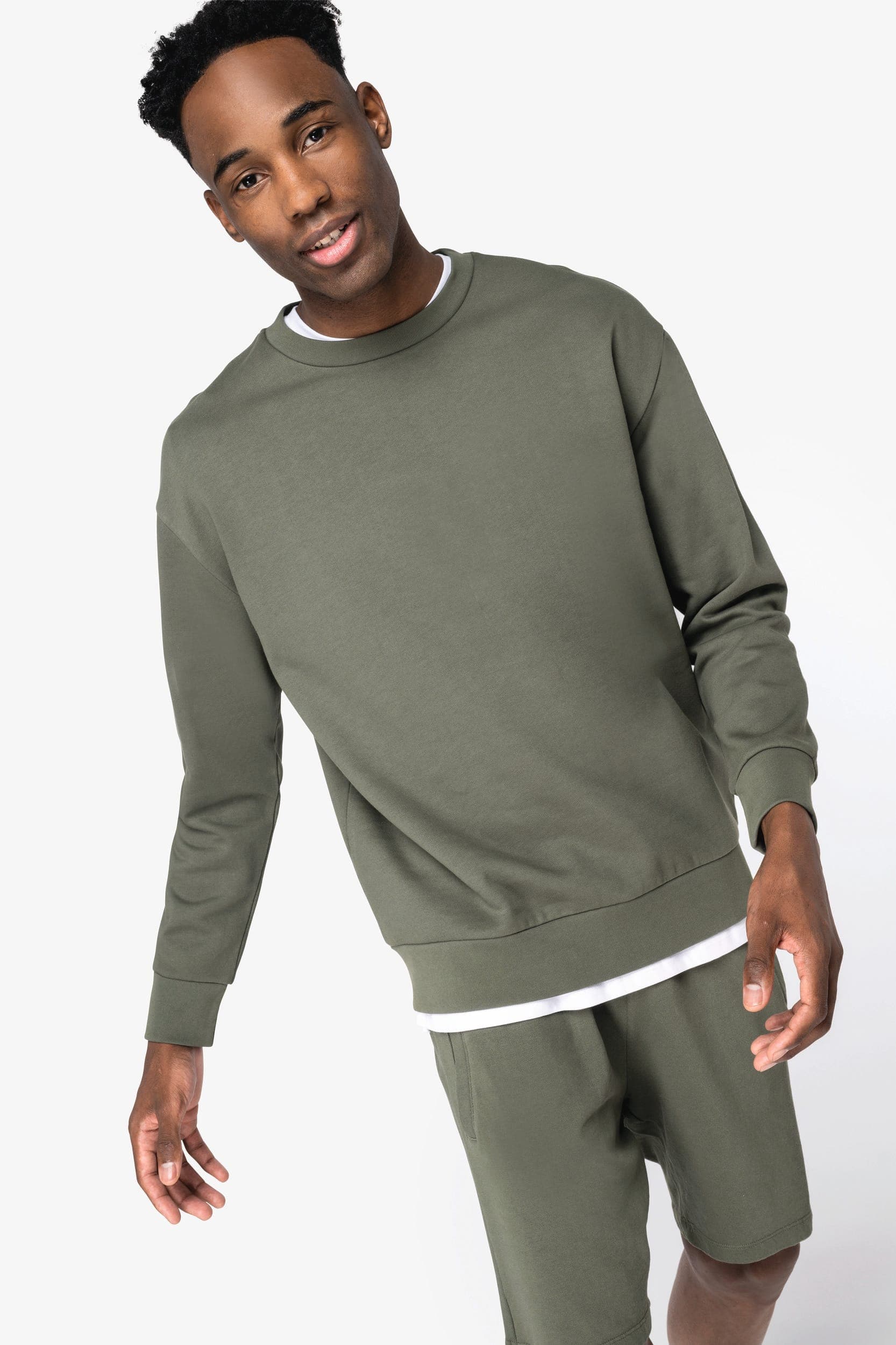 Sweat-shirt écoresponsable à col rond à épaules tombantes molleton gratté unisexe en situation