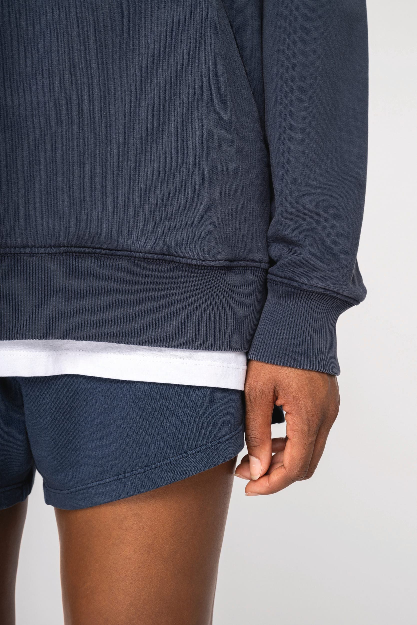 Sweat-shirt écoresponsable à capuche délavé oversize unisexe en situation