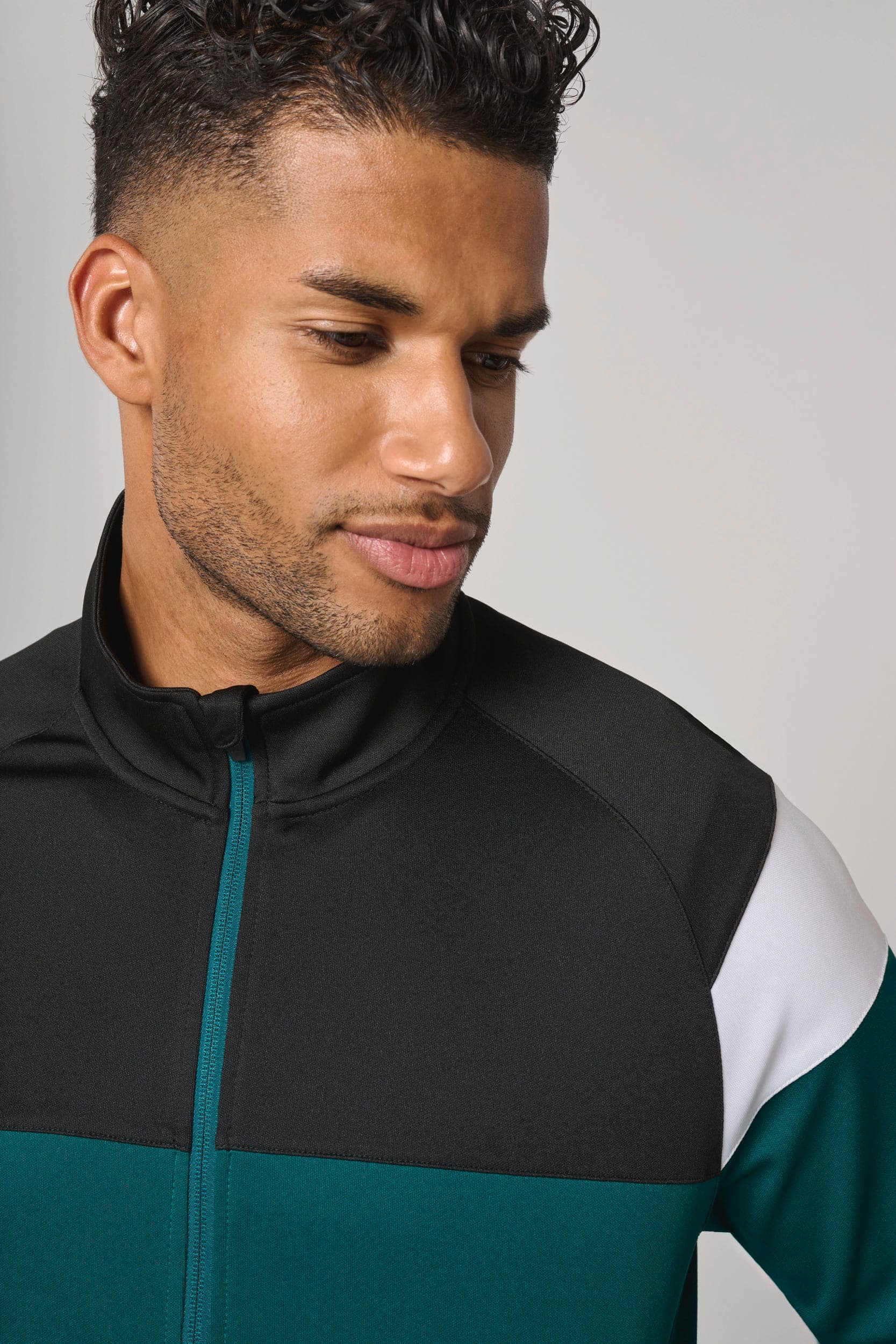 Veste de survêtement zippée unisexe en situation