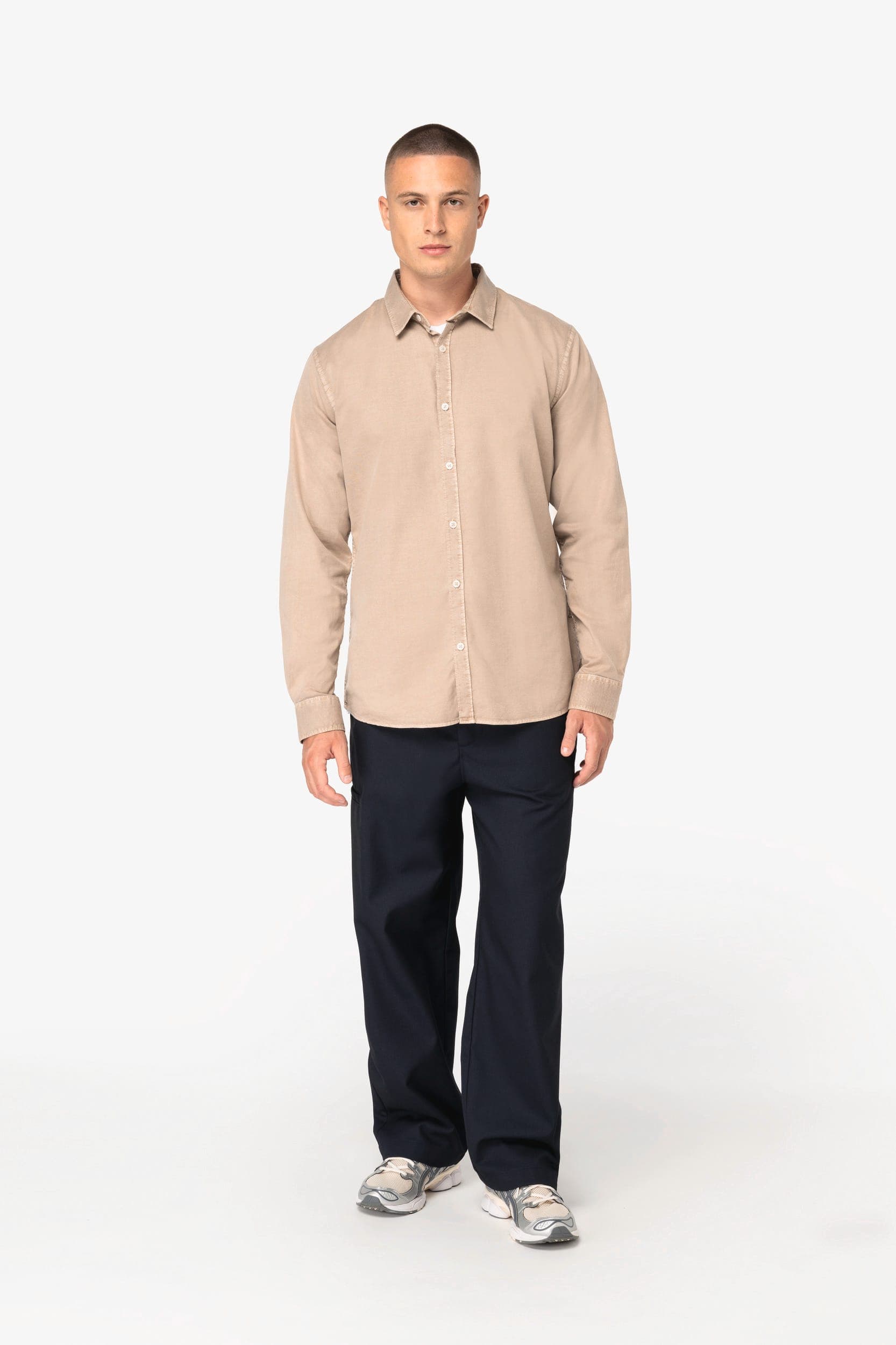 Chemise écoresponsable délavée homme en situation