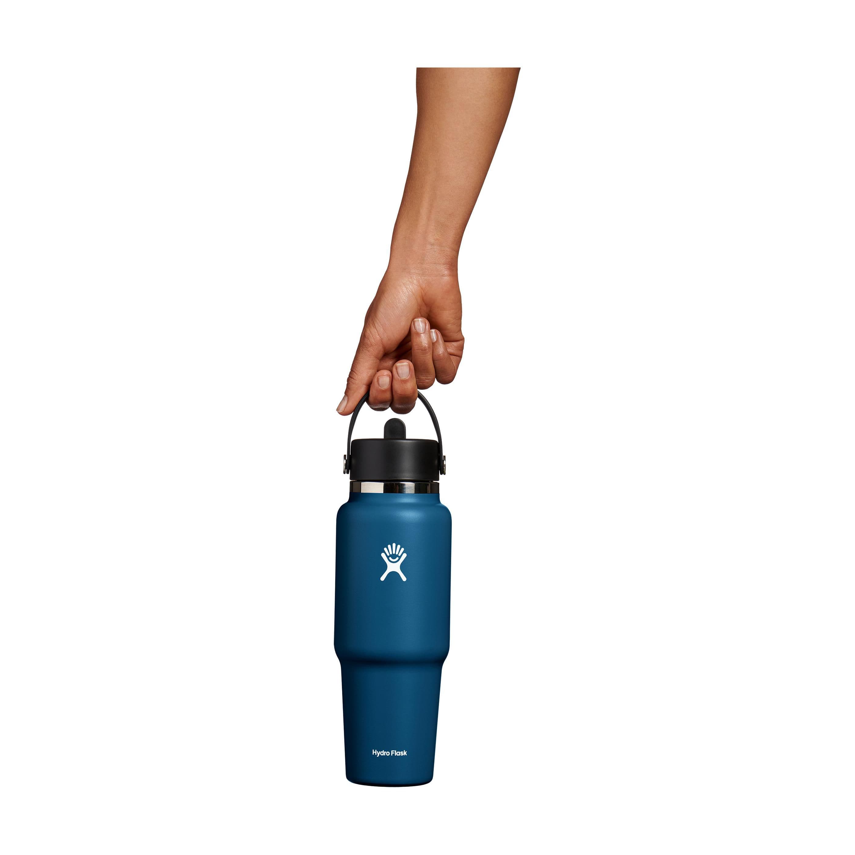 Bouteille d'eau Hydro Flask Wide Mouth avec bouchon à paille Flex 946 ml en situation