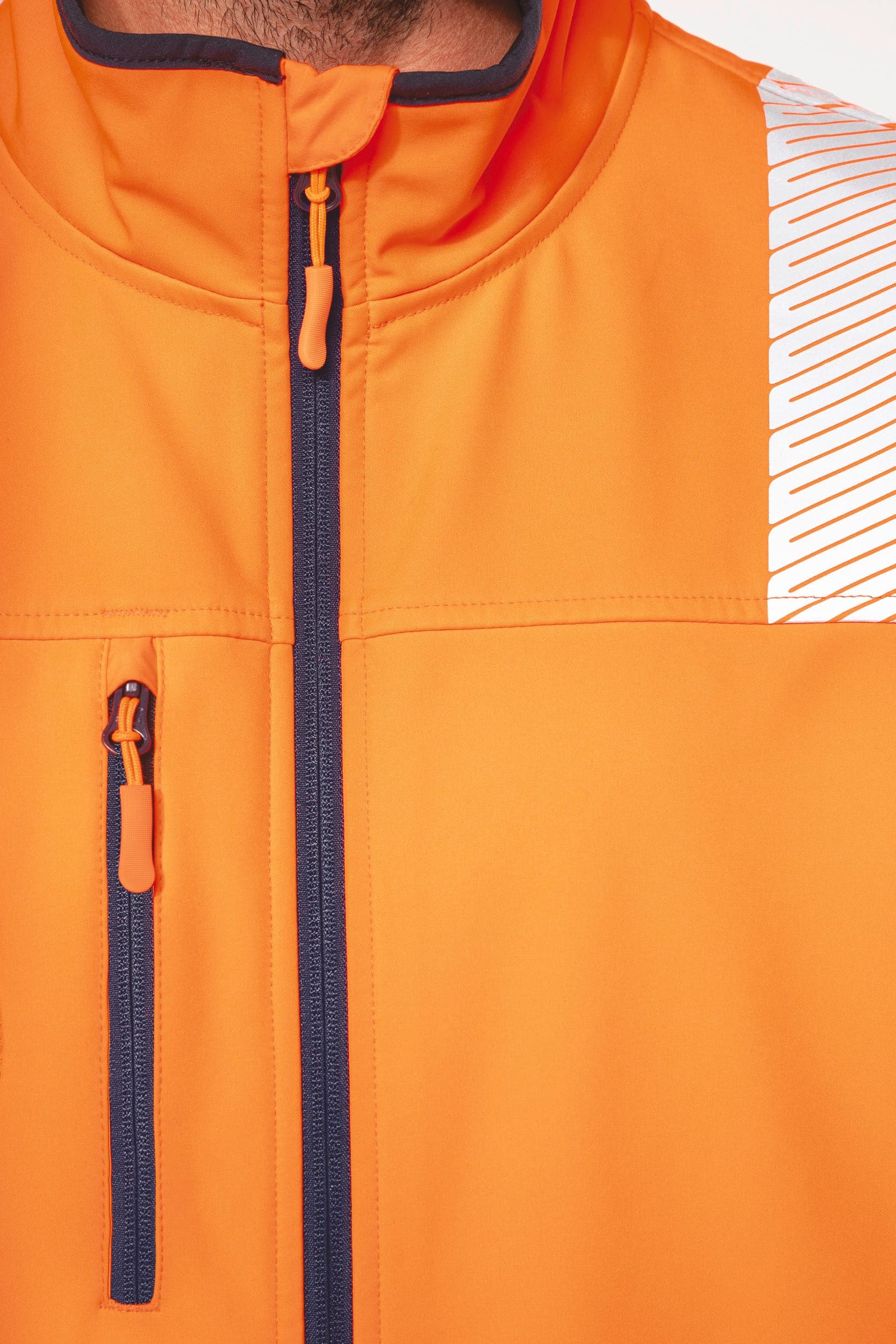 Veste softshell de sécurité recyclée avec manches détachables unisexe en situation