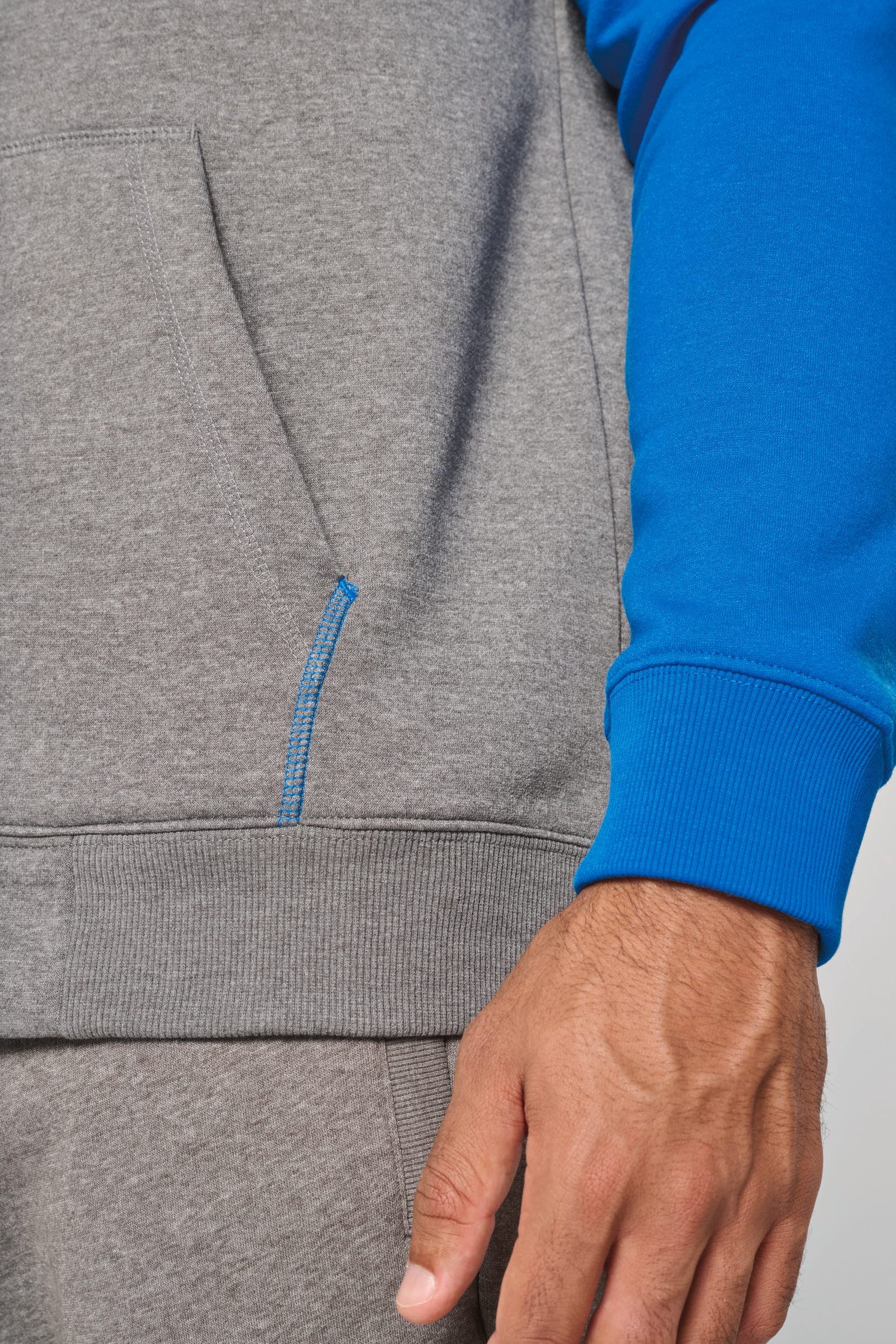 Veste molleton zippée capuche bicolore unisexe en situation