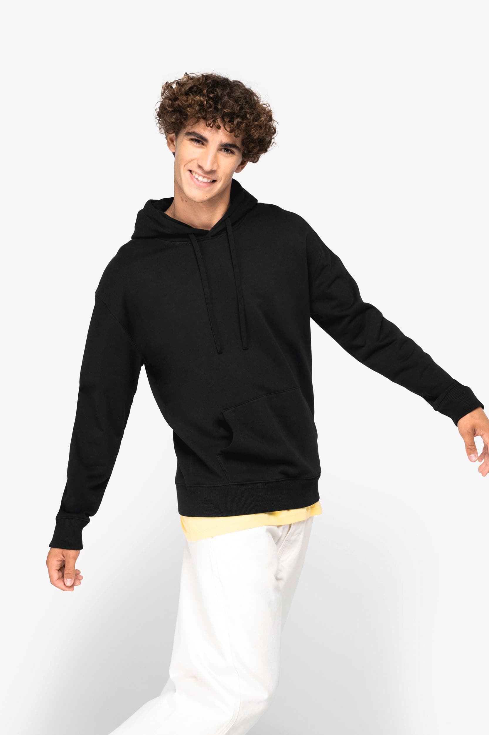 Sweat-shirt écoresponsable à capuche  à épaules tombantes French Terry unisexe en situation