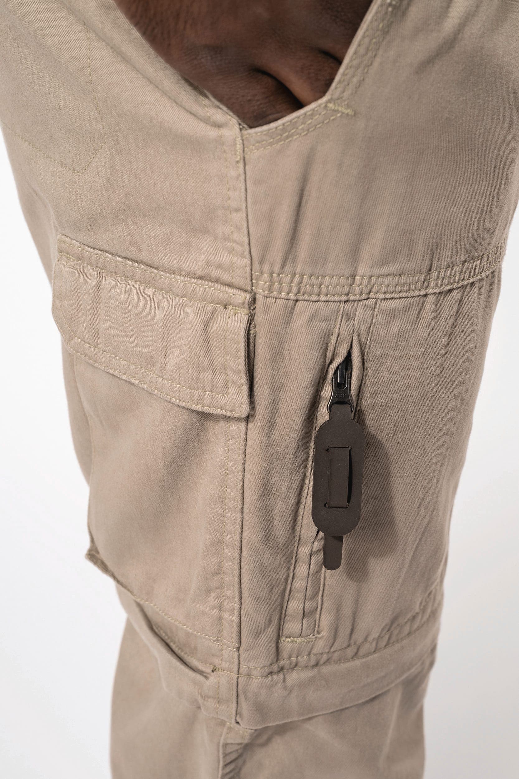 Pantalon 2 en 1 multipoches homme en situation