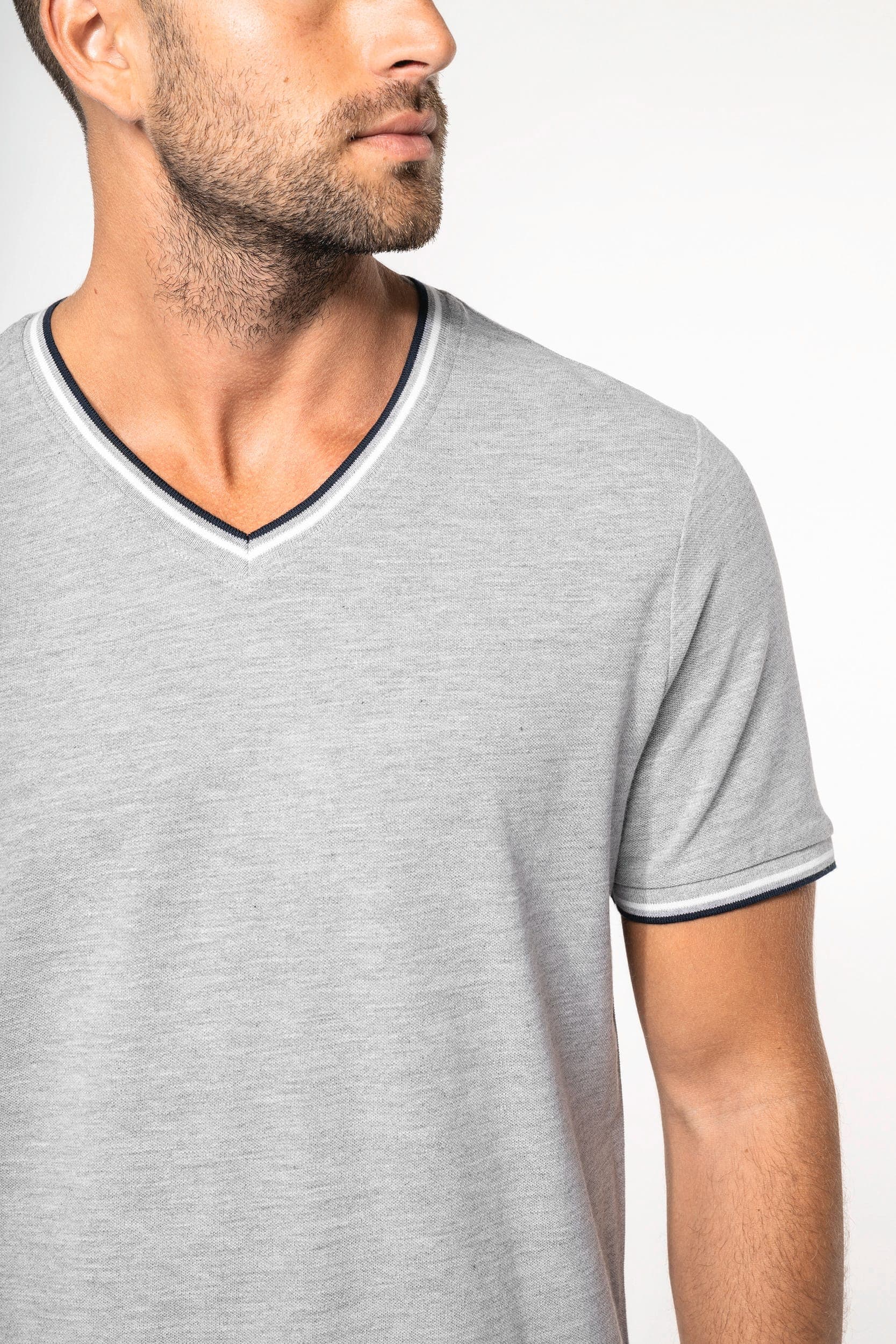 T-shirt maille piquée col V homme en situation