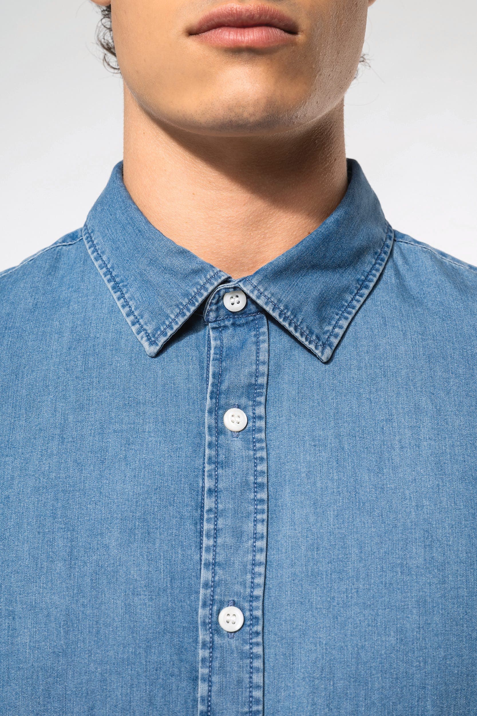 Chemise denim homme en situation