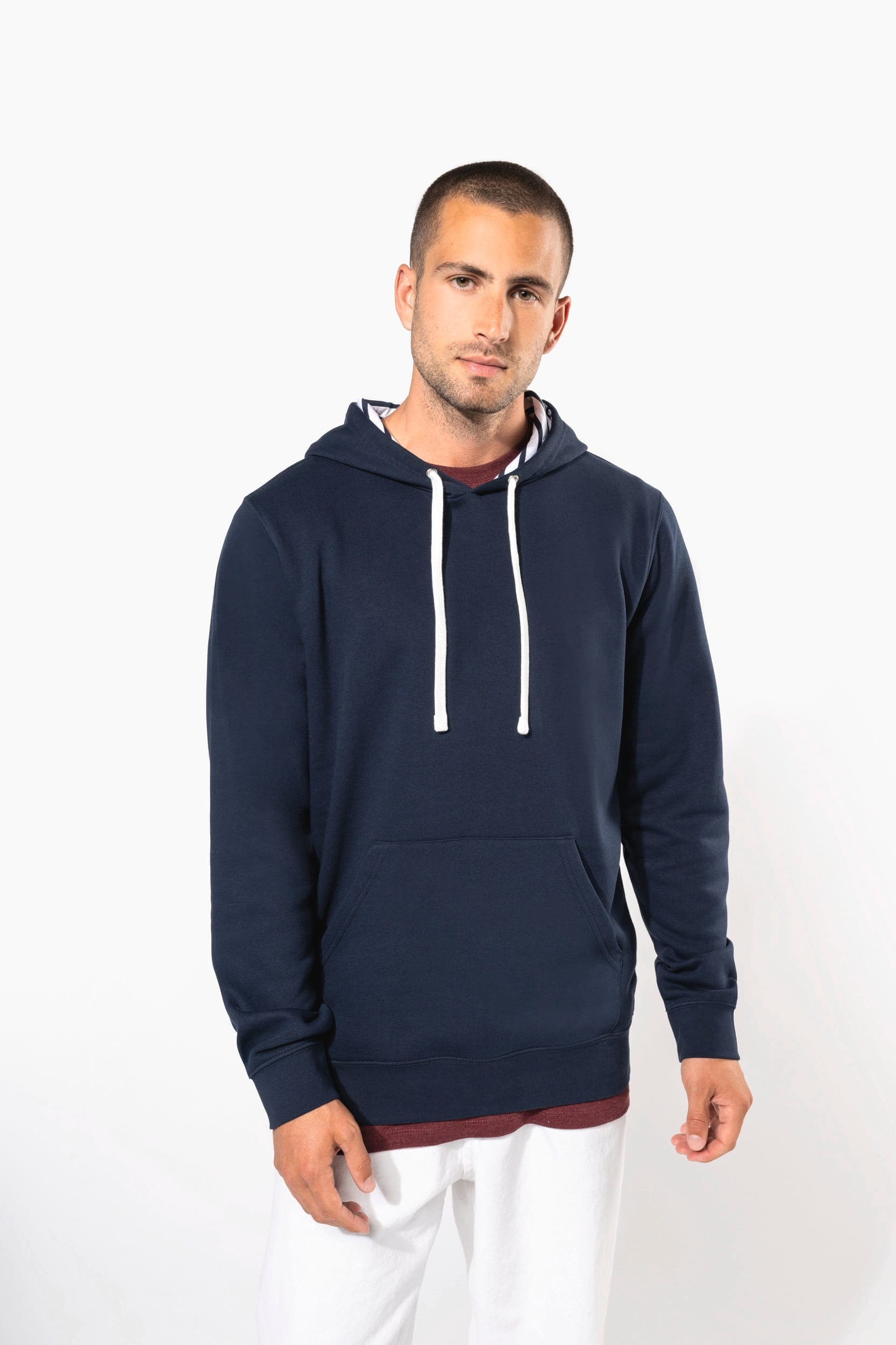 Sweat-shirt à capuche contrastée à motifs unisexe en situation
