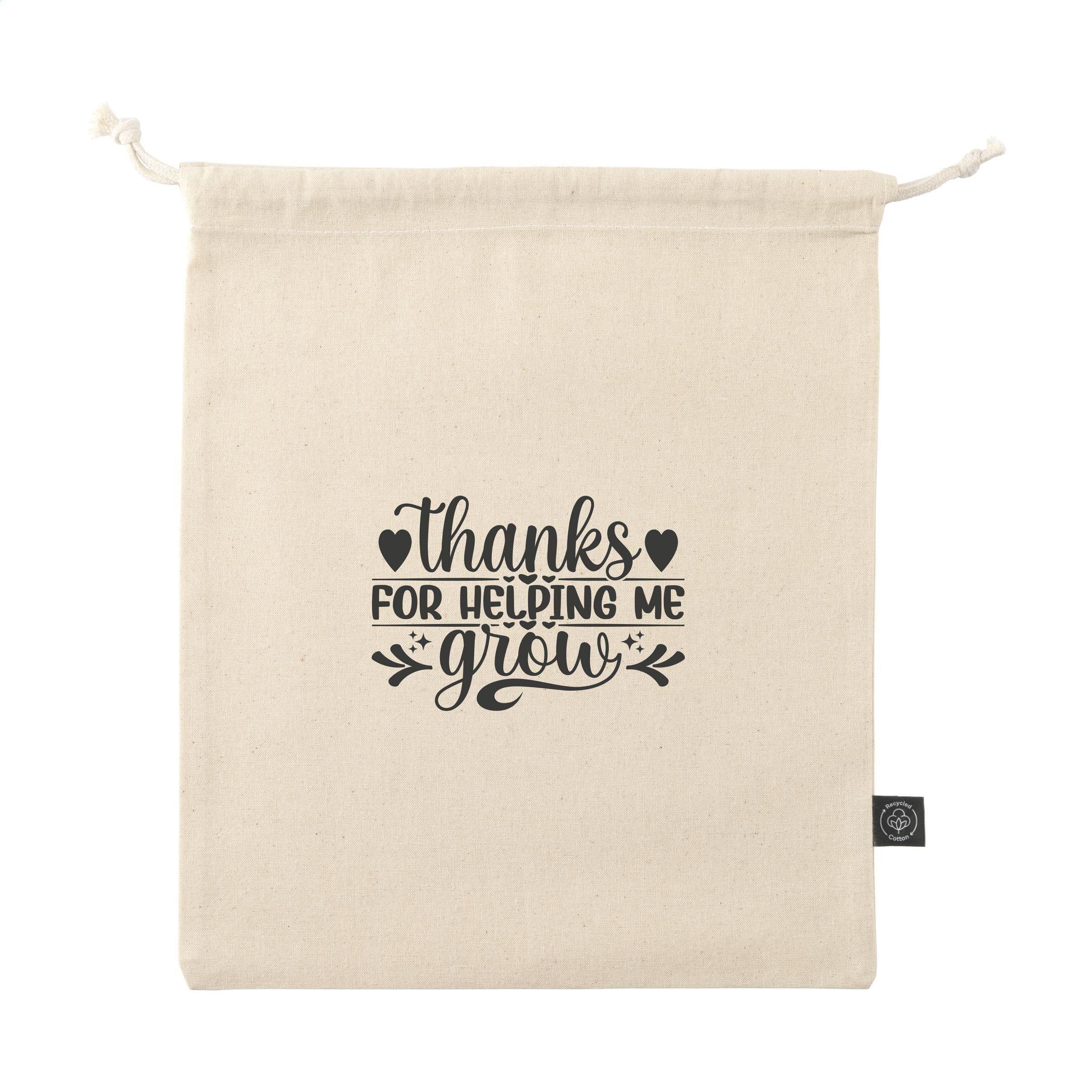 Pochette cadeau naturelle coton GRS recyclé (150 g/m²) M en situation