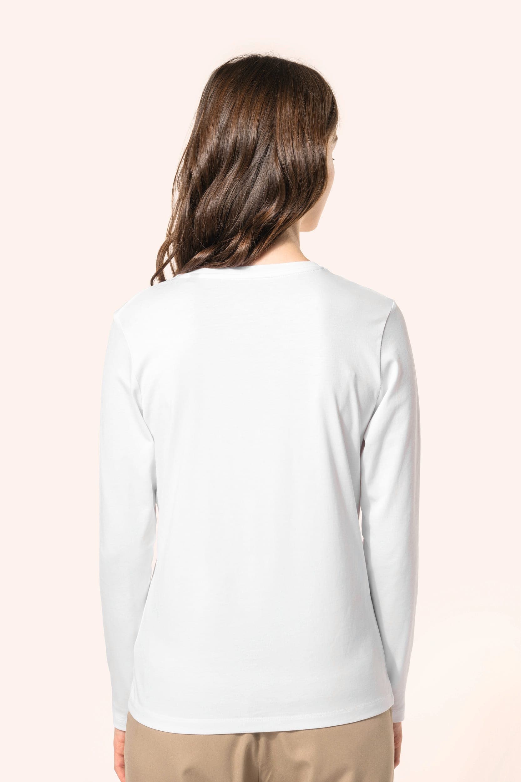 T-shirt Supima® col V manches longues femme en situation