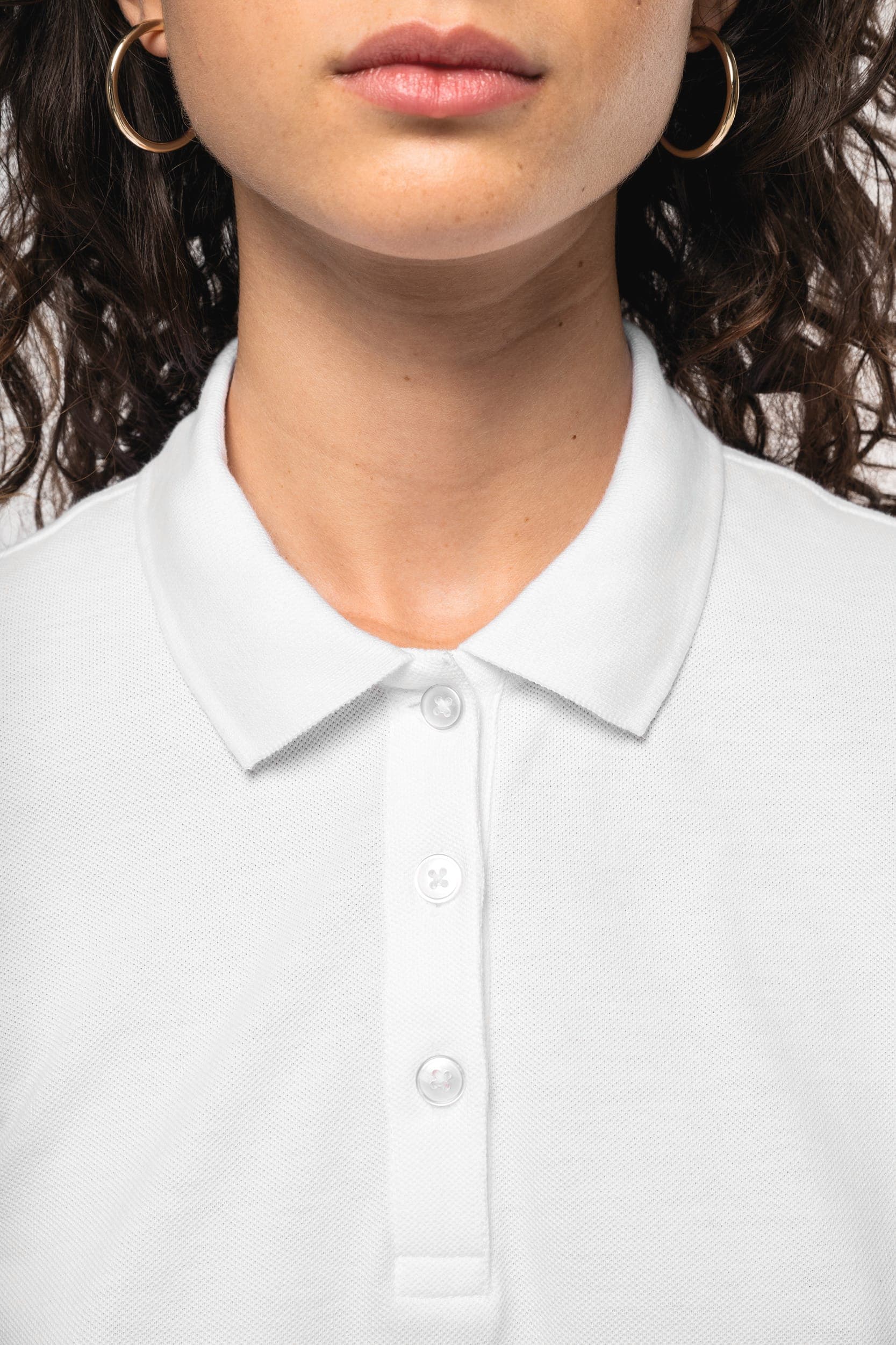 Polo piqué manches courtes femme en situation
