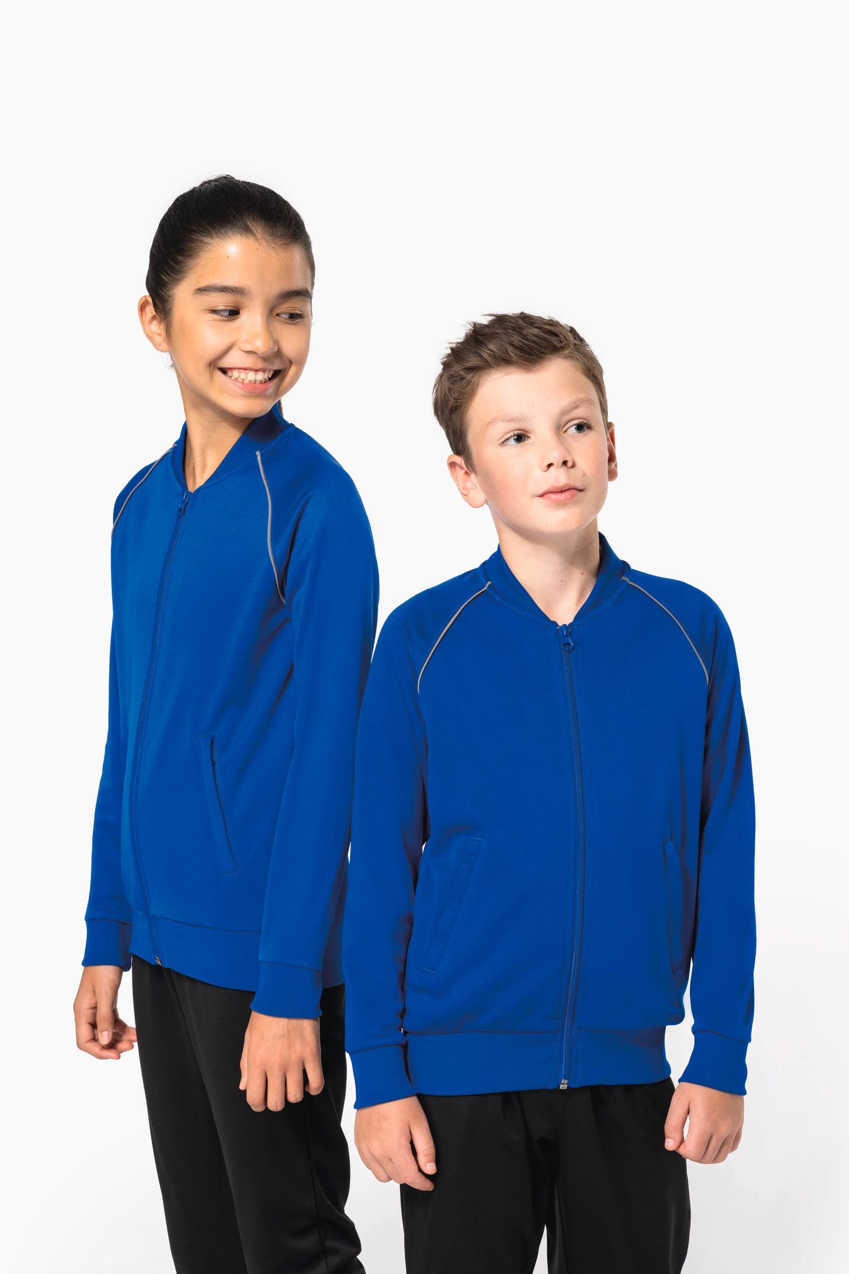 Veste de survêtement zippée avec liseré enfant en situation