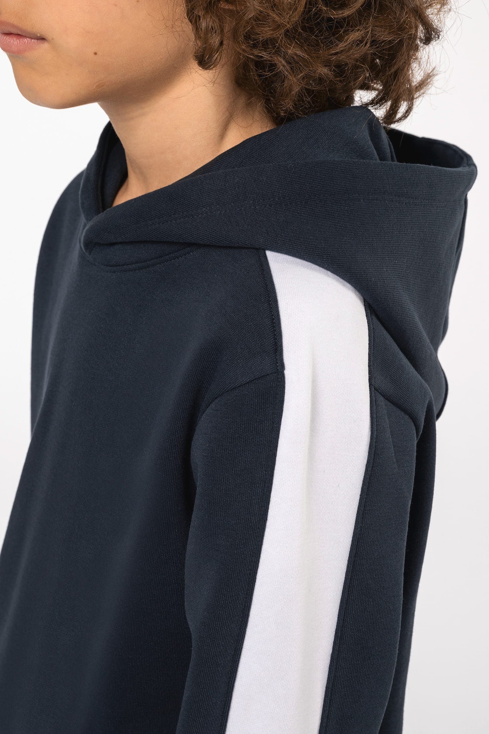 Sweat-shirt à capuche teamwear bicolore enfant en situation