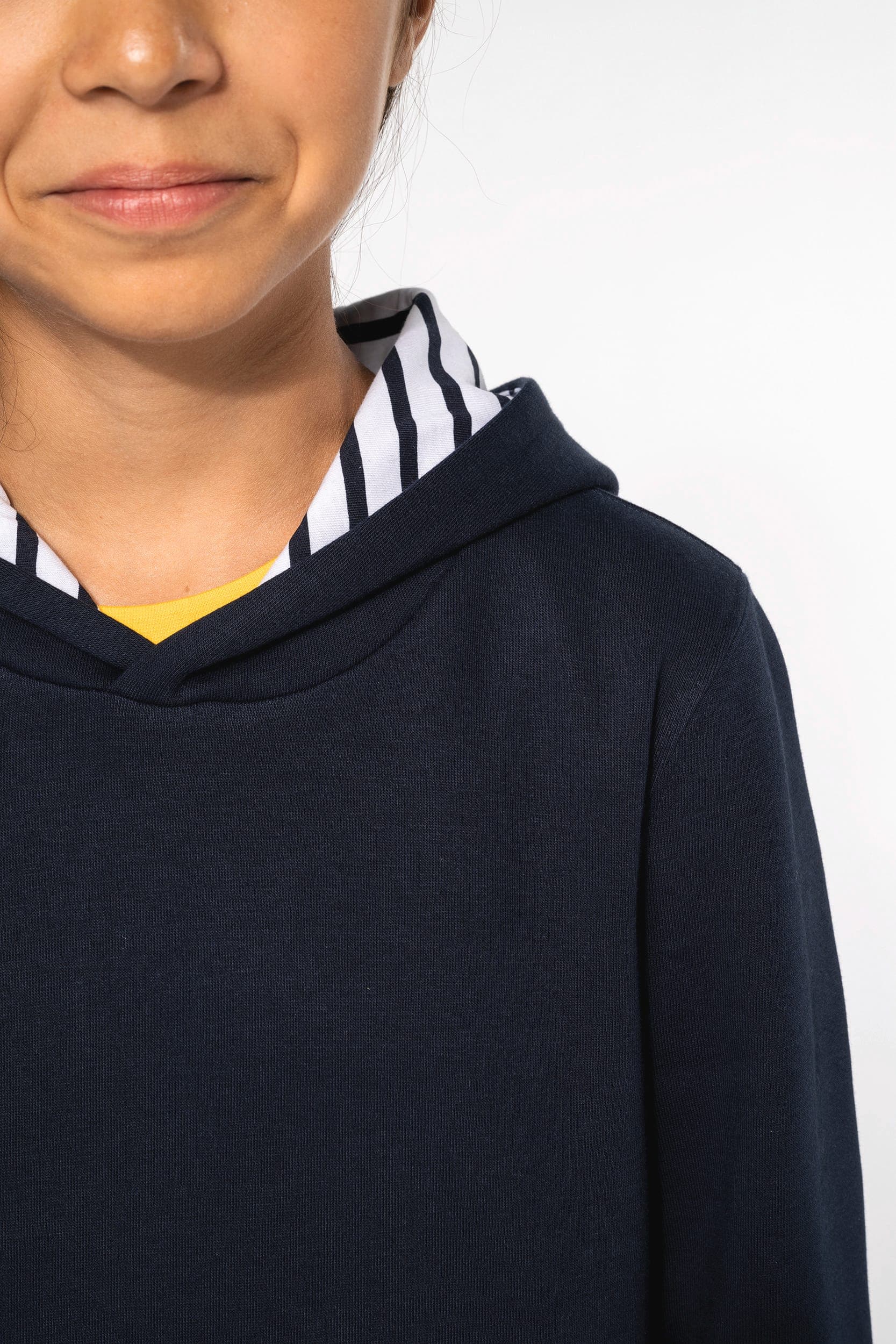 Sweat-shirt à capuche contrastée à motifs enfant unisexe en situation