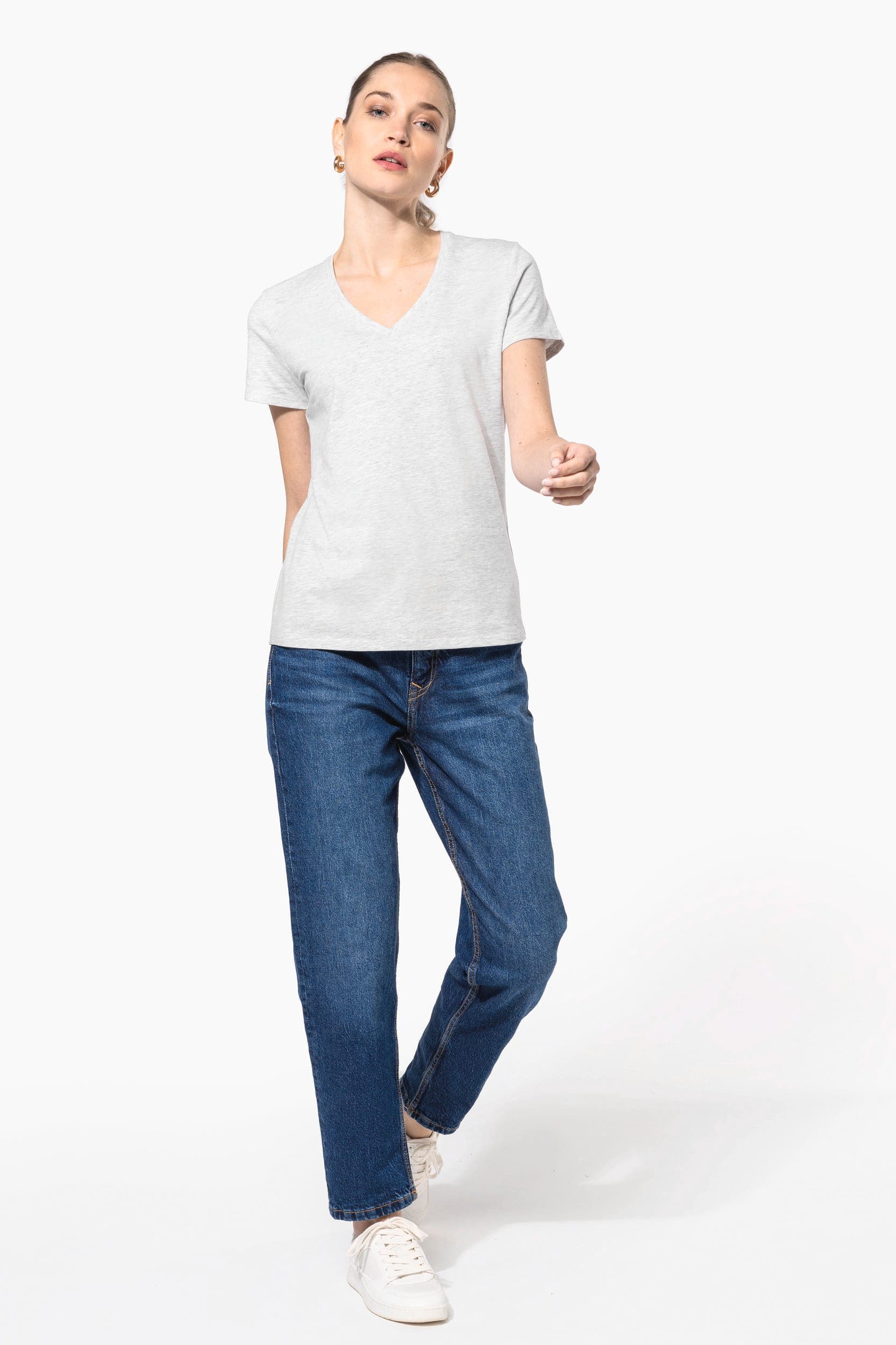 T-shirt col V manches courtes femme en situation