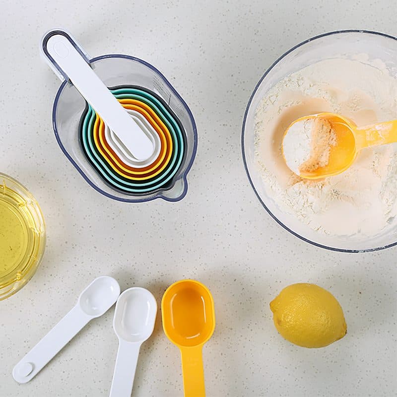 CUILLERES ET PICHET DOSEURS + ENTONNOIR + SPATULE en situation