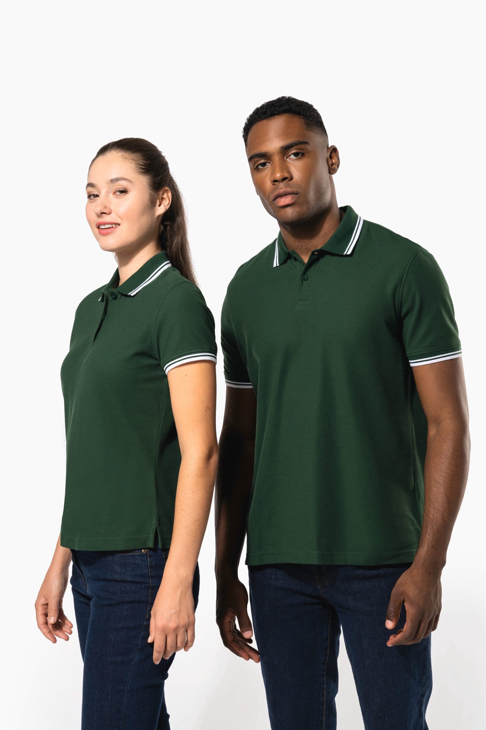 Polo homme manches courtes à liserés contrastés en situation