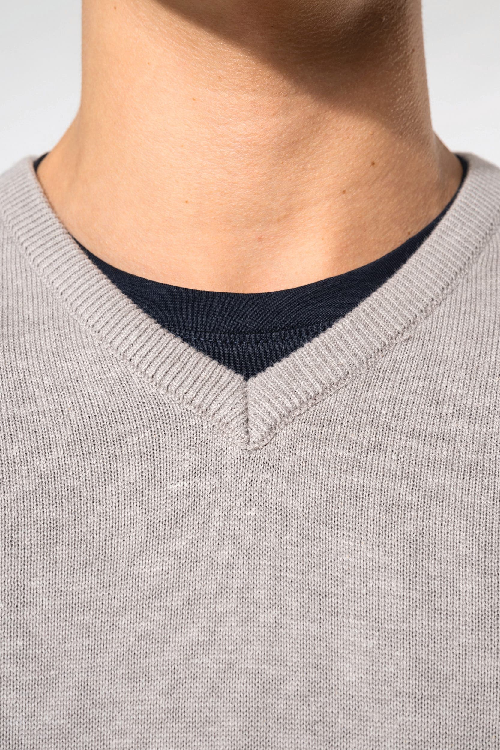 Pull col V sans manches en situation