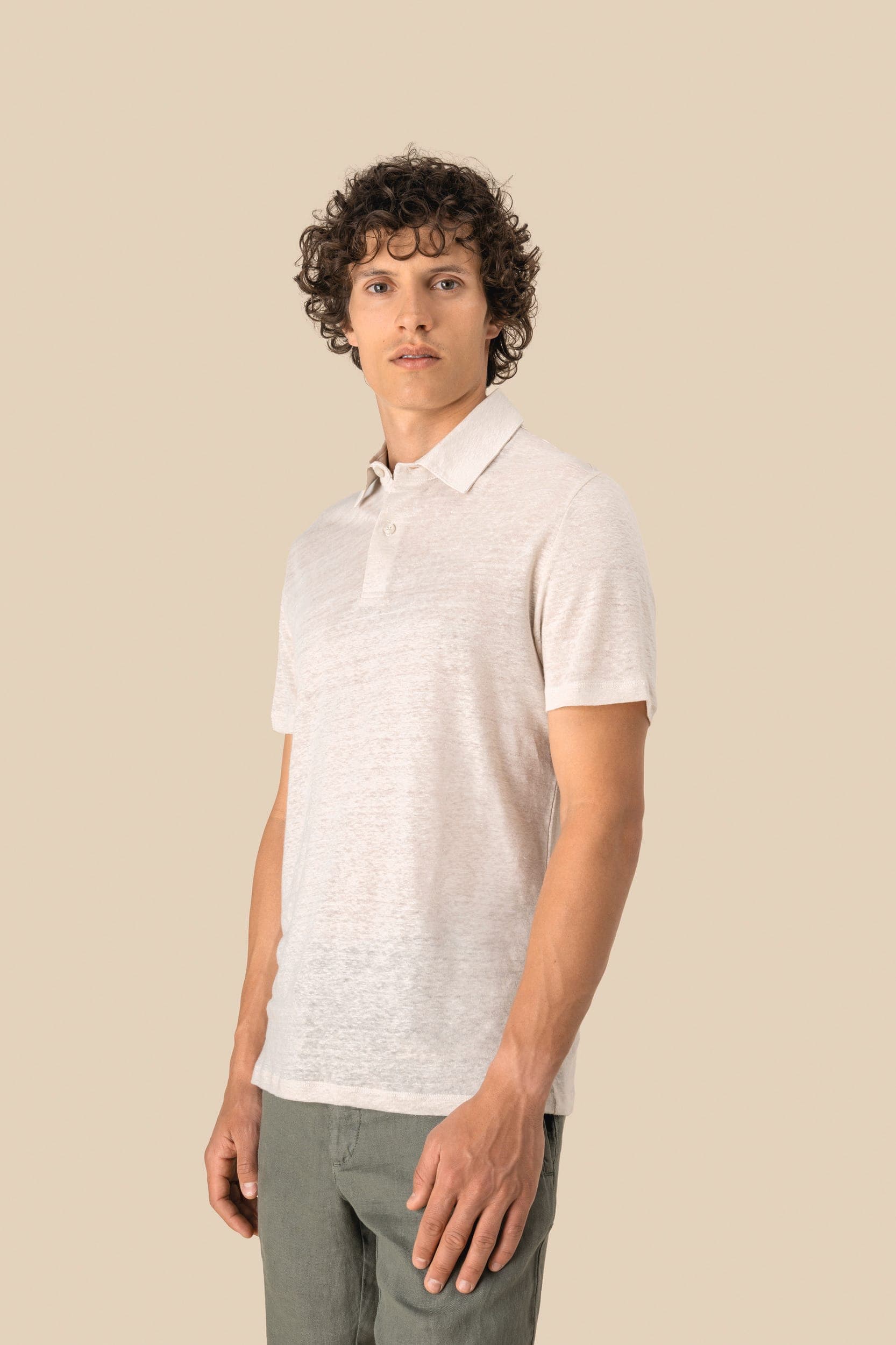 Polo en lin homme en situation