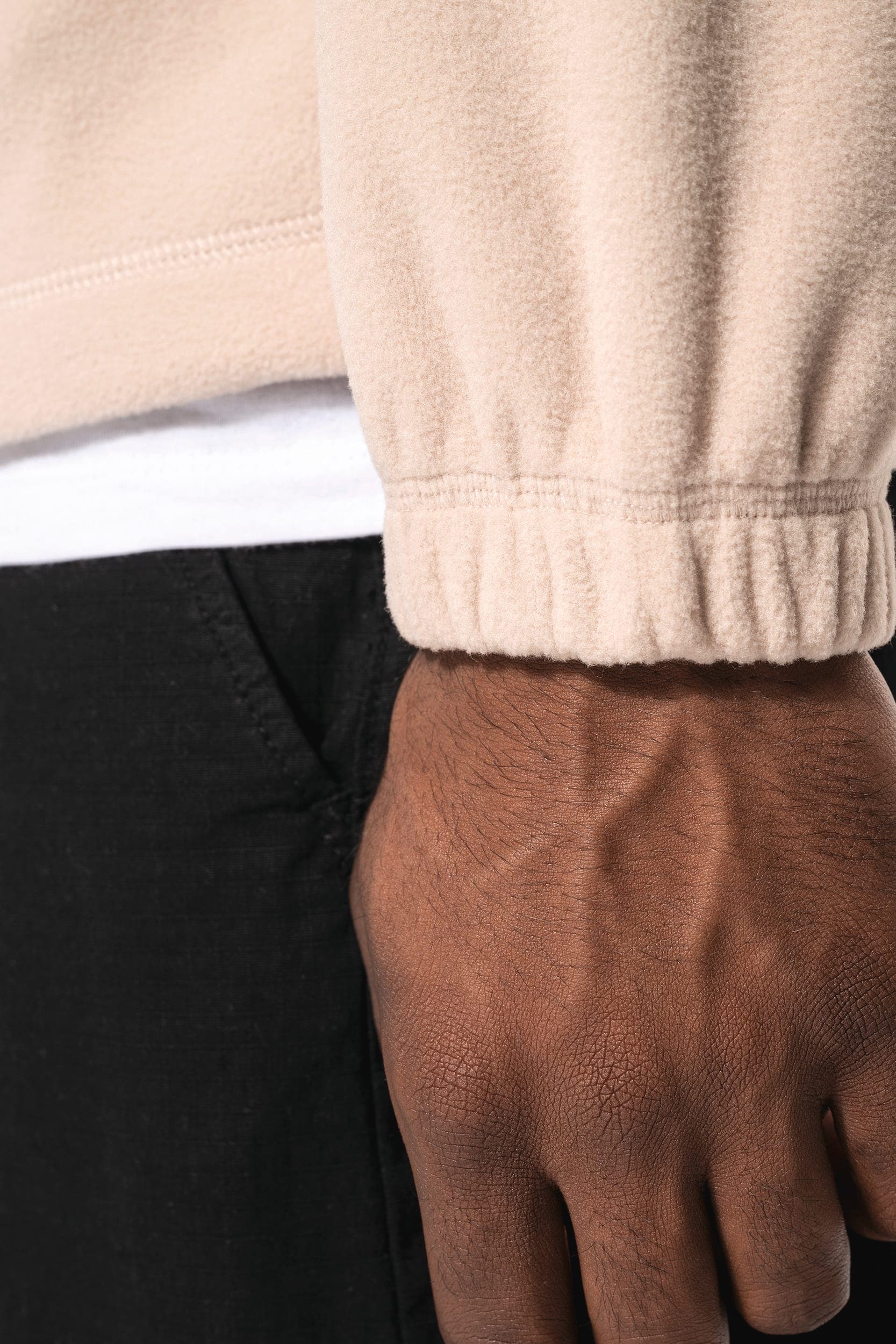 Veste polaire ajustable à poignets élastiqués en situation
