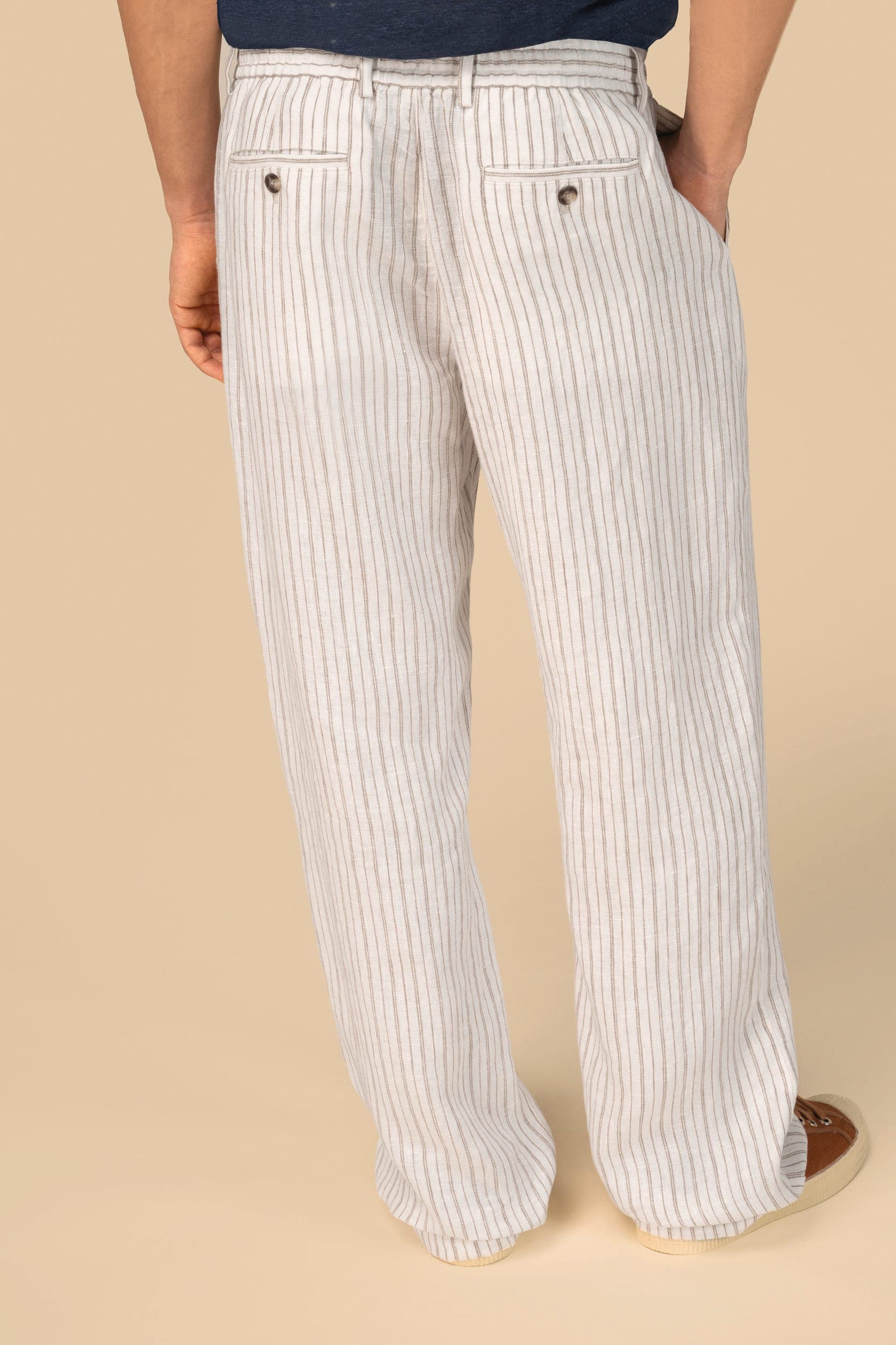Pantalon rayé en lin homme en situation
