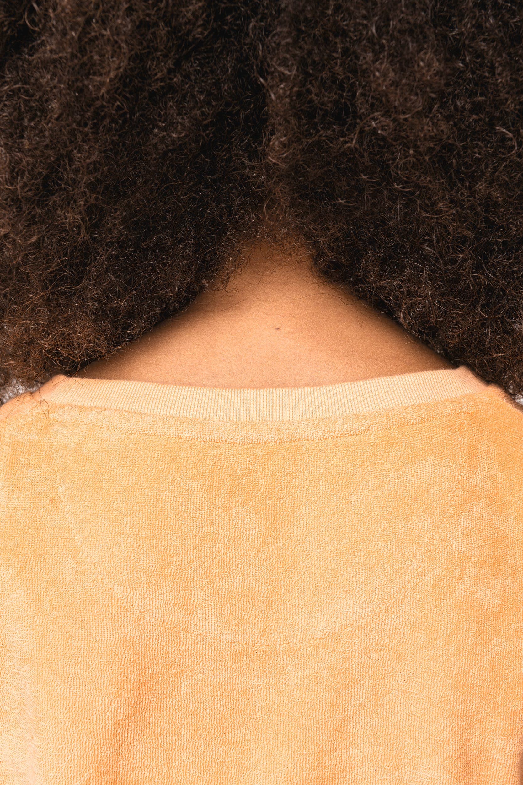 T-shirt écoresponsable en éponge fille en situation