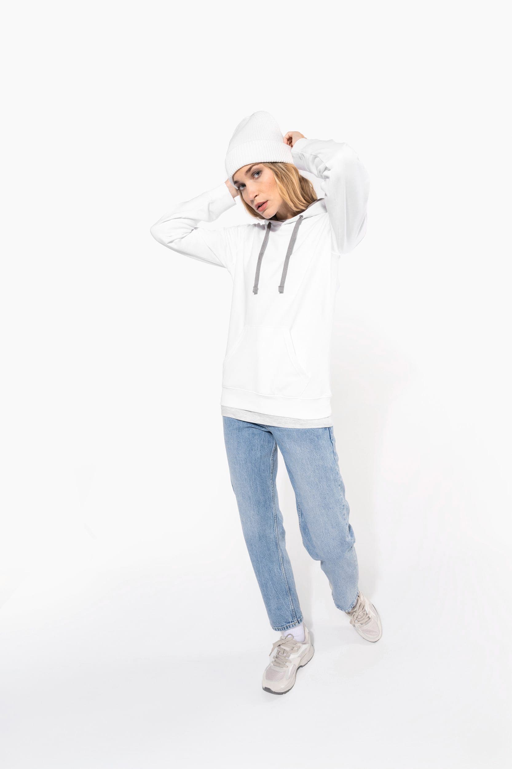 Sweat-shirt capuche contrastée femme en situation