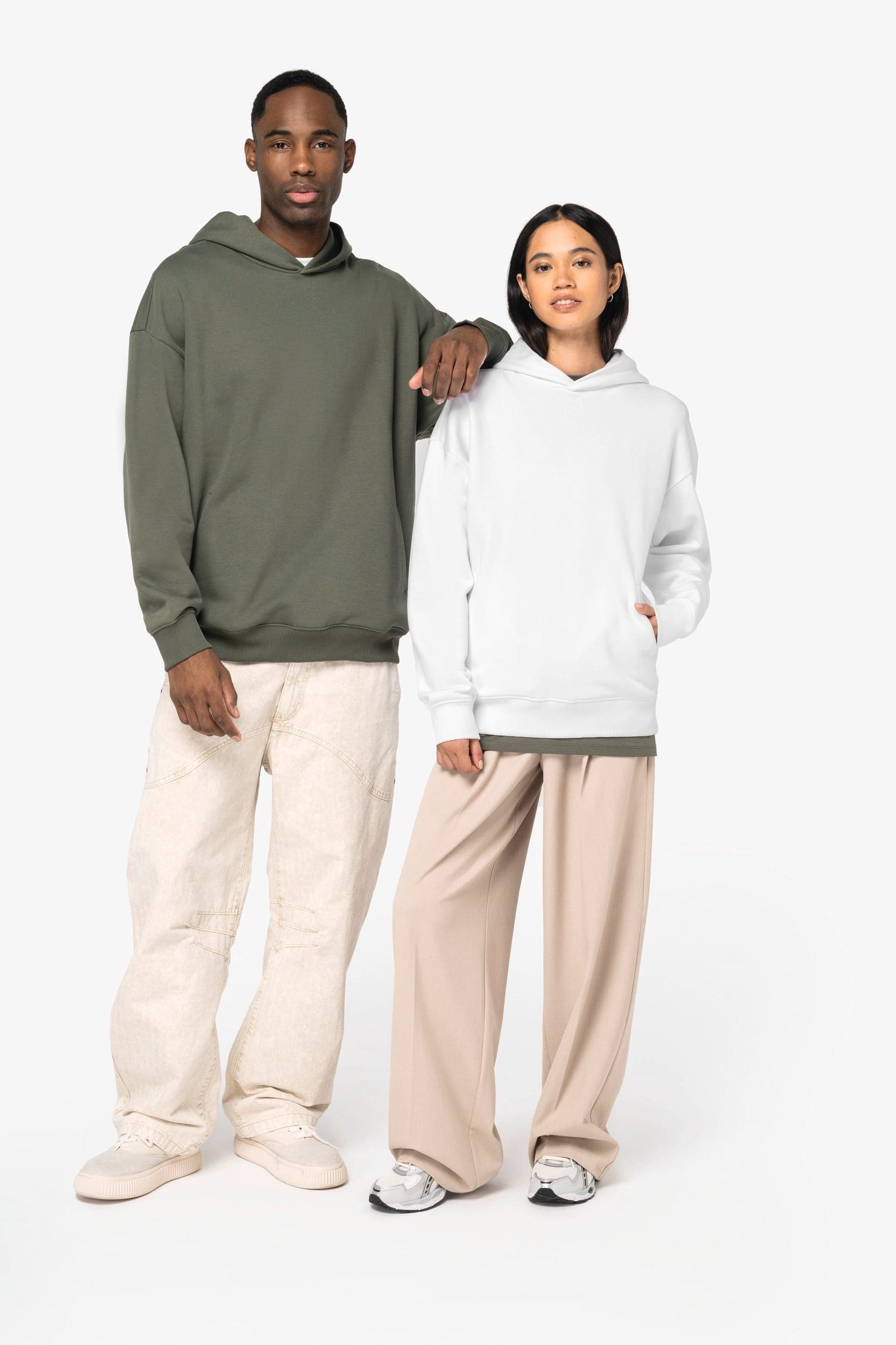 Sweat-shirt écoresponsable à capuche oversize unisexe en situation