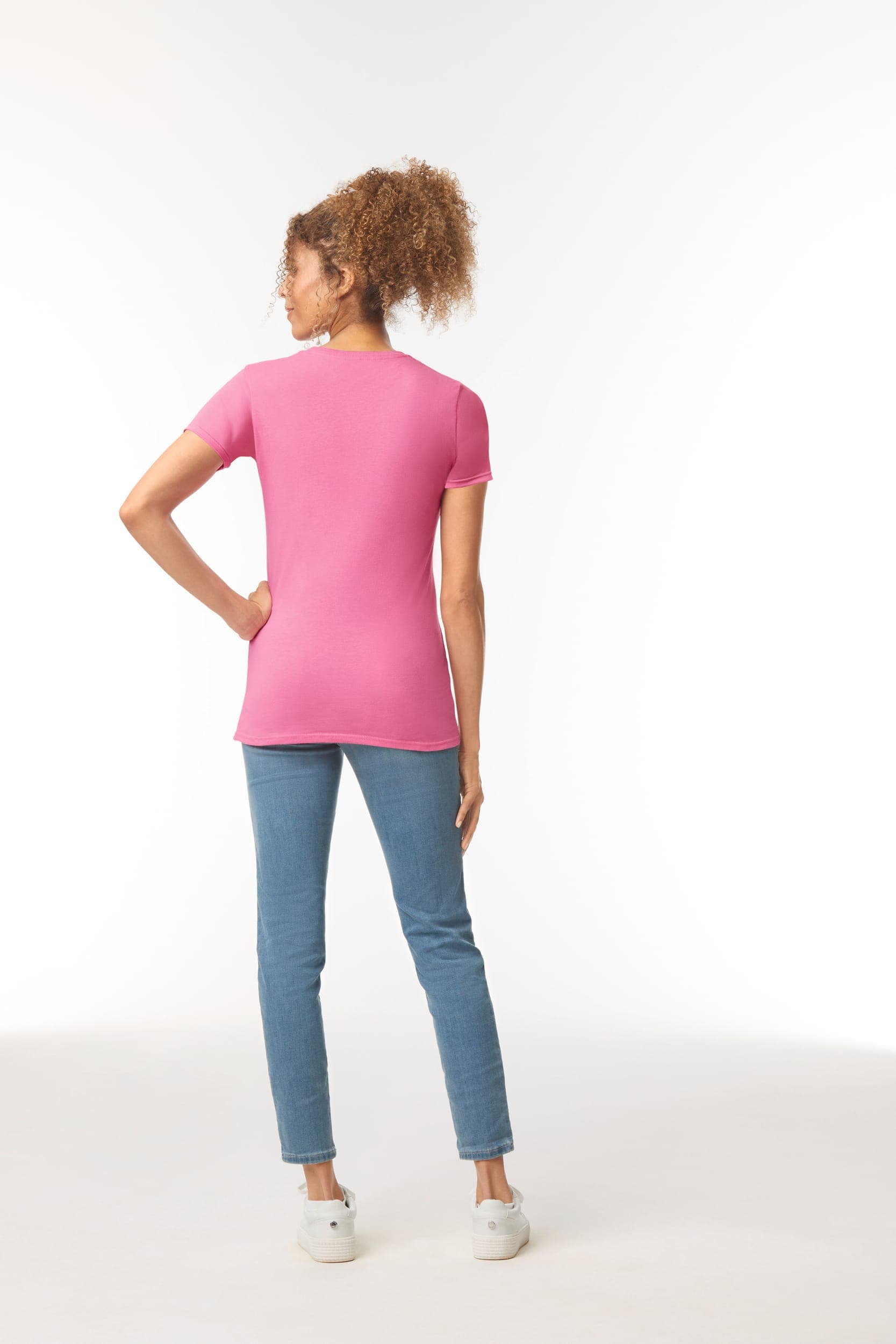 T-shirt femme col rond Softstyle en situation