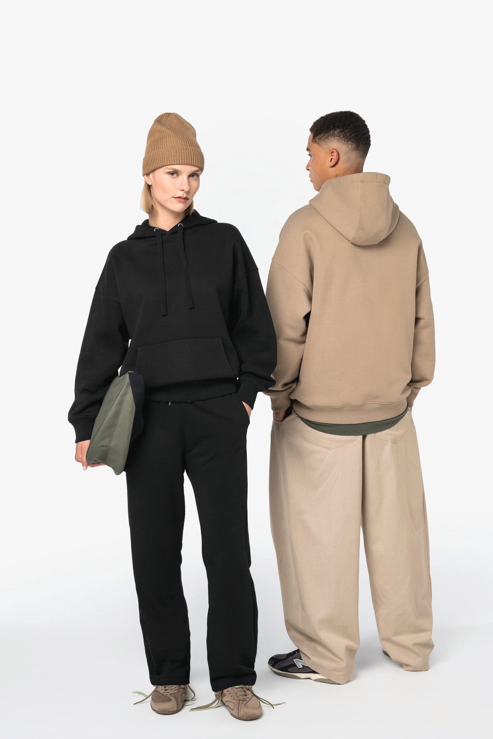 Sweat-shirt écoresponsable à capuche oversize unisexe en situation