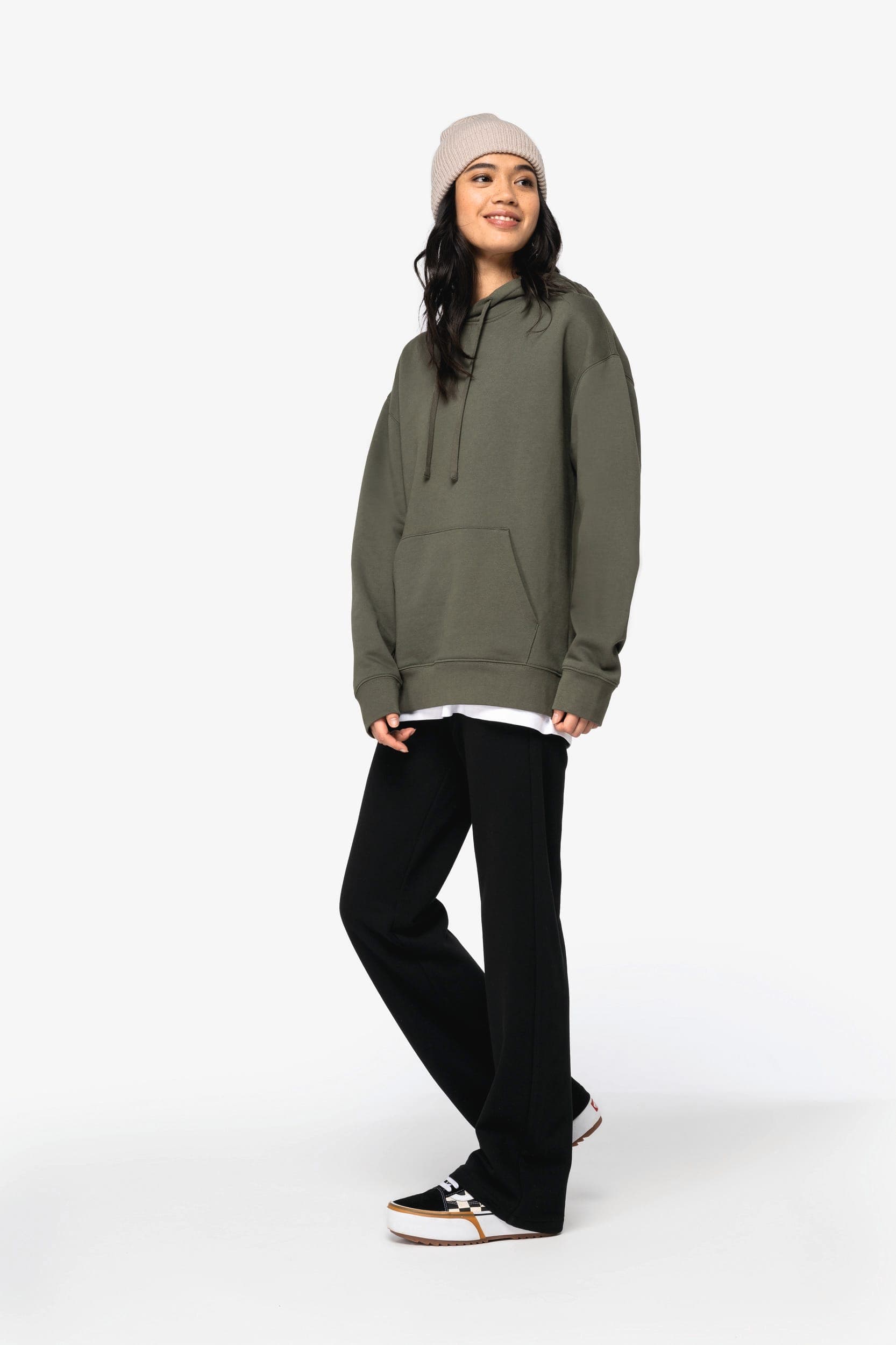 Sweat-shirt écoresponsable à capuche à épaules tombantes molleton gratté unisexe en situation