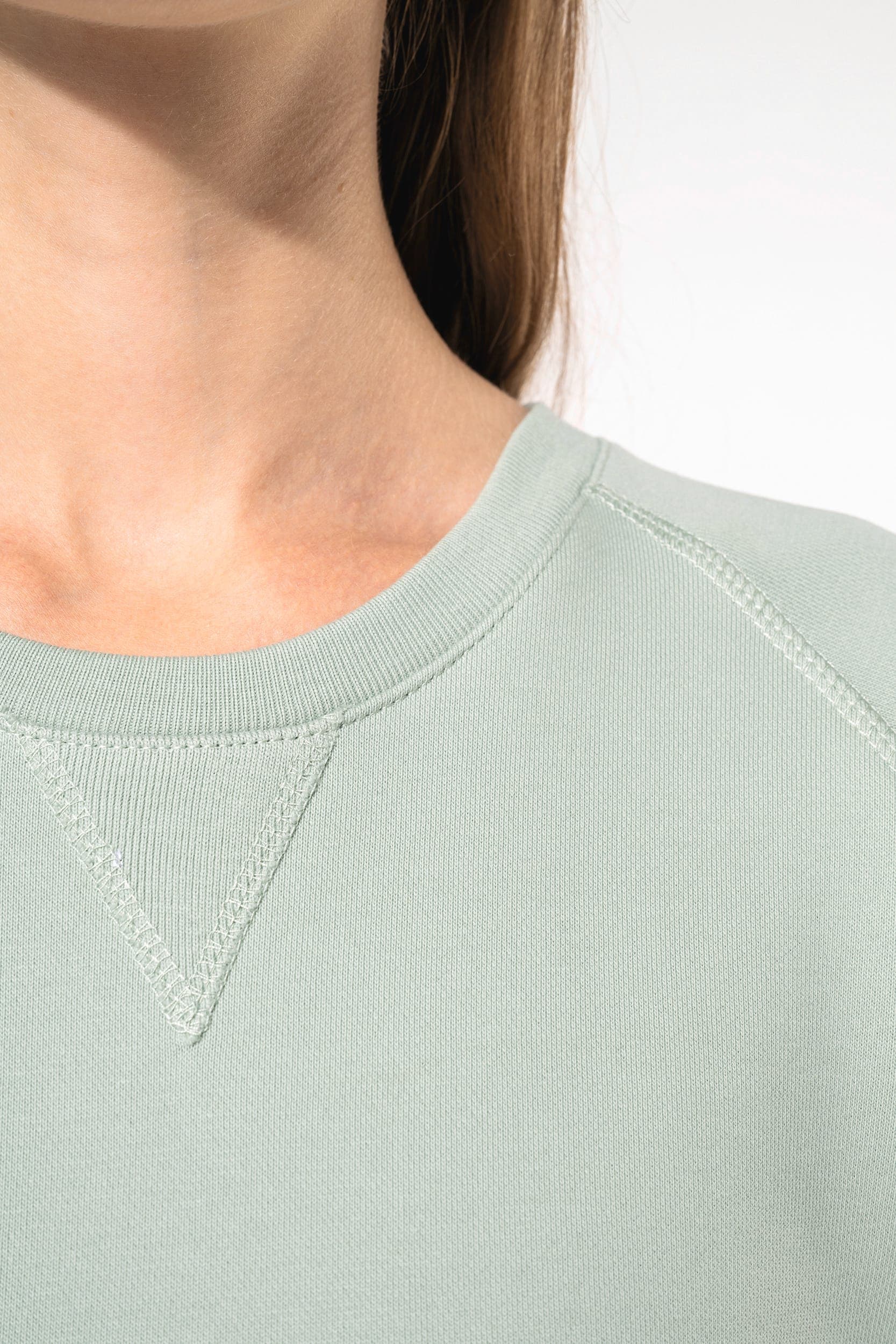 Sweat-shirt Bio col rond manches raglan femme en situation