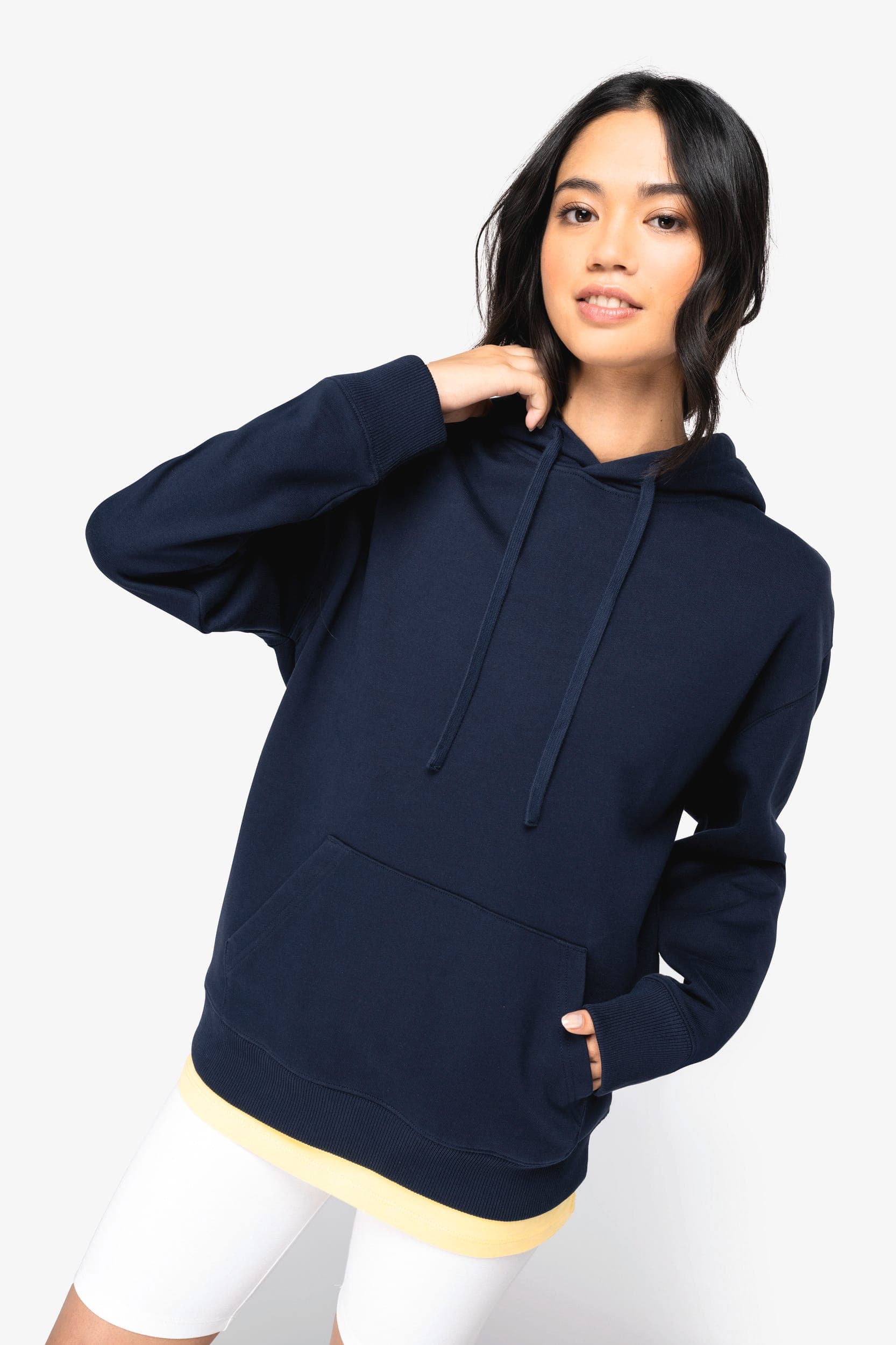 Sweat-shirt écoresponsable à capuche  à épaules tombantes French Terry unisexe en situation