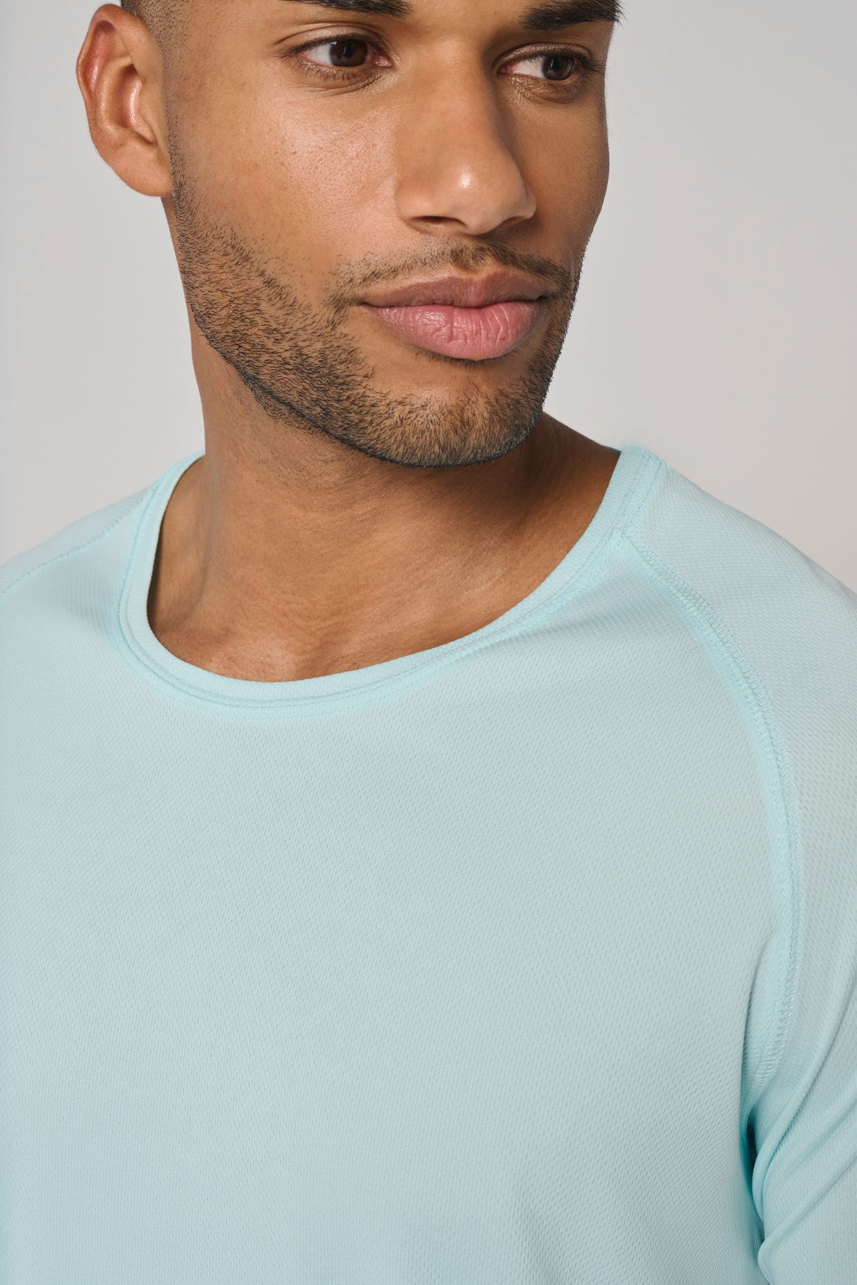 T-shirt de sport à col rond recyclé homme en situation