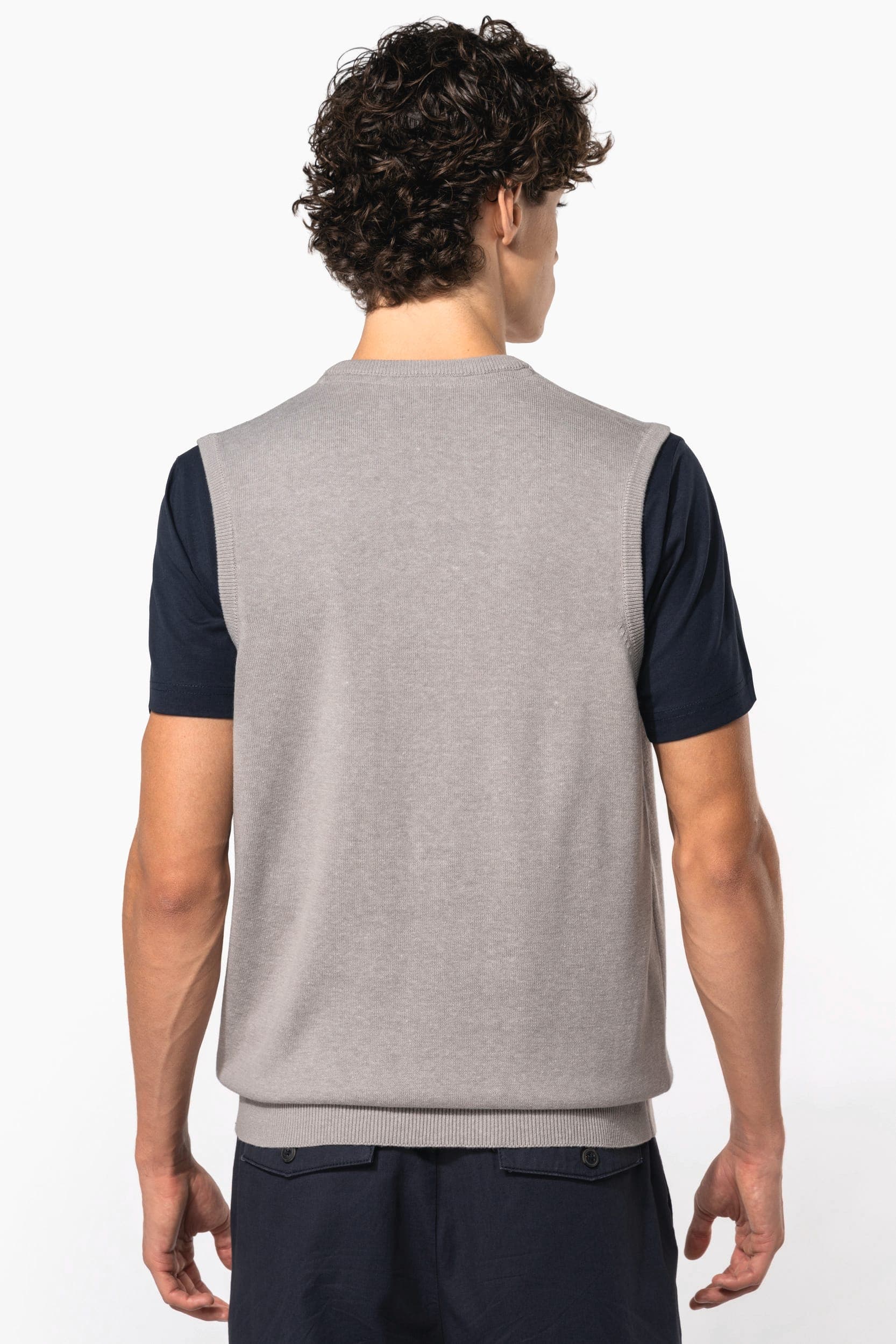 Pull col V sans manches en situation