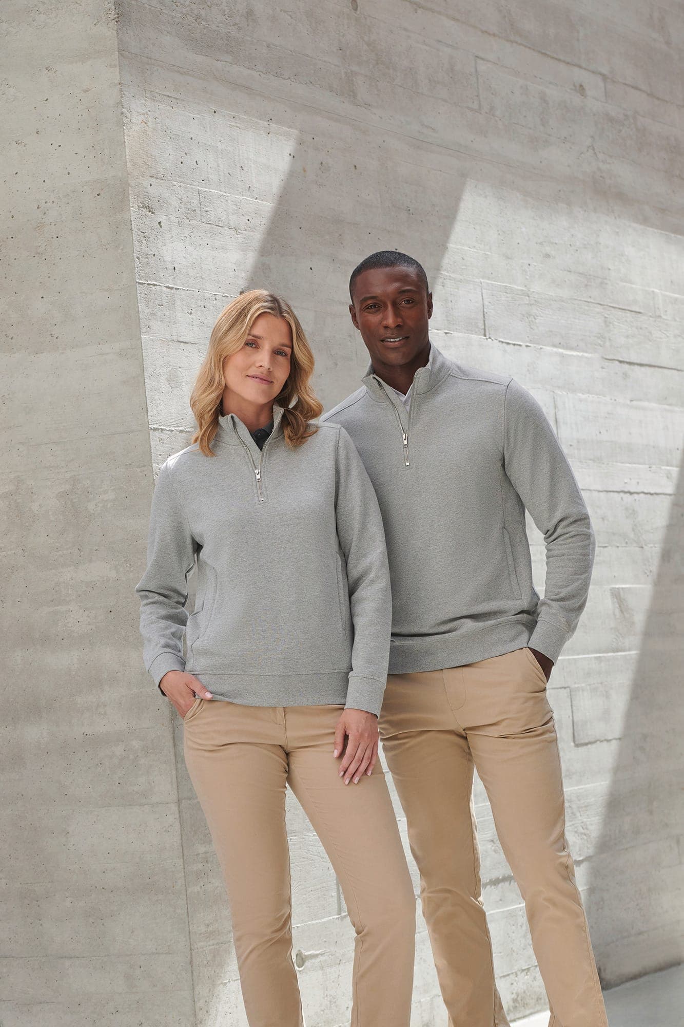 Sweat-shirt col zippé unisexe en situation
