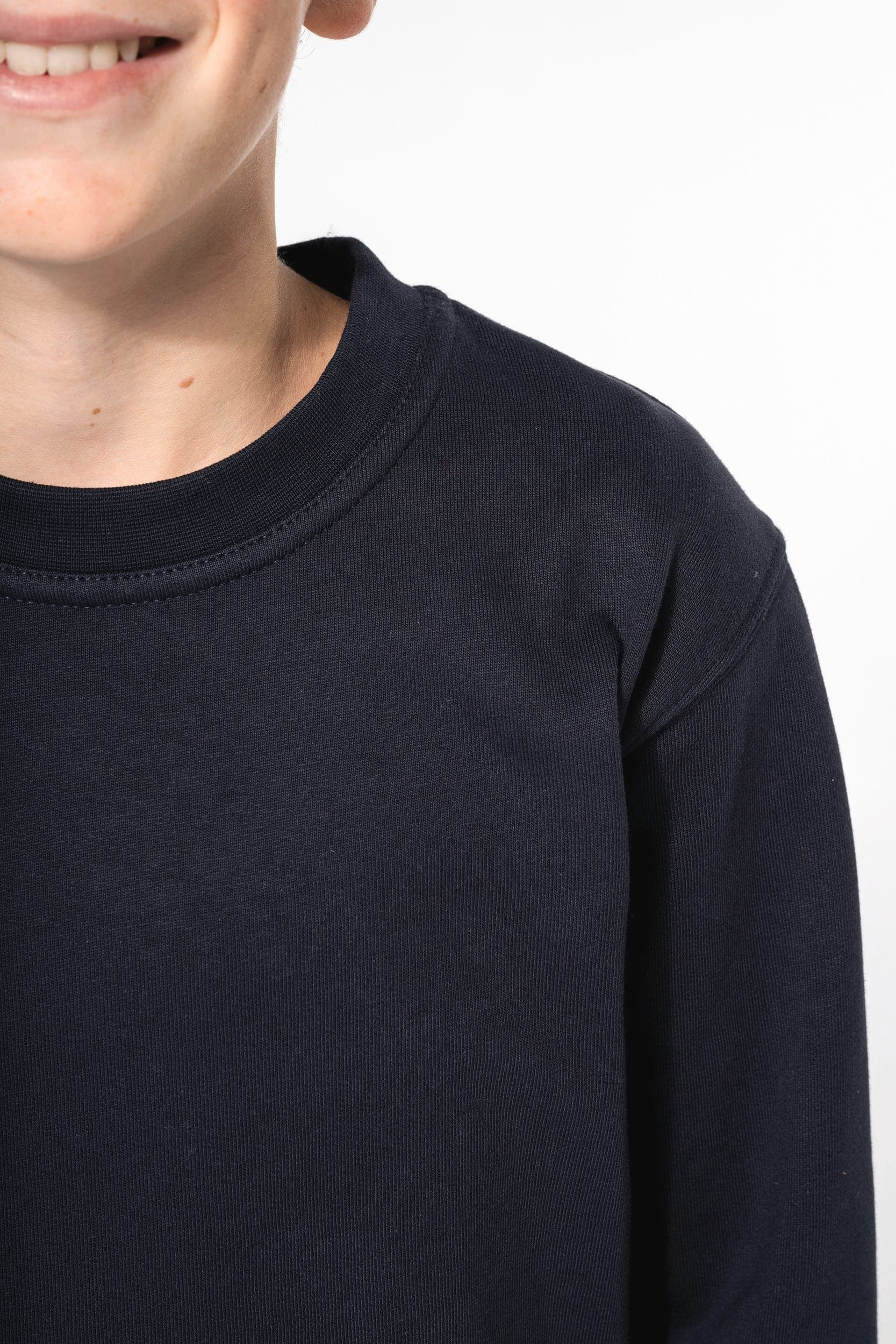 Sweat-shirt recyclé col rond enfant en situation