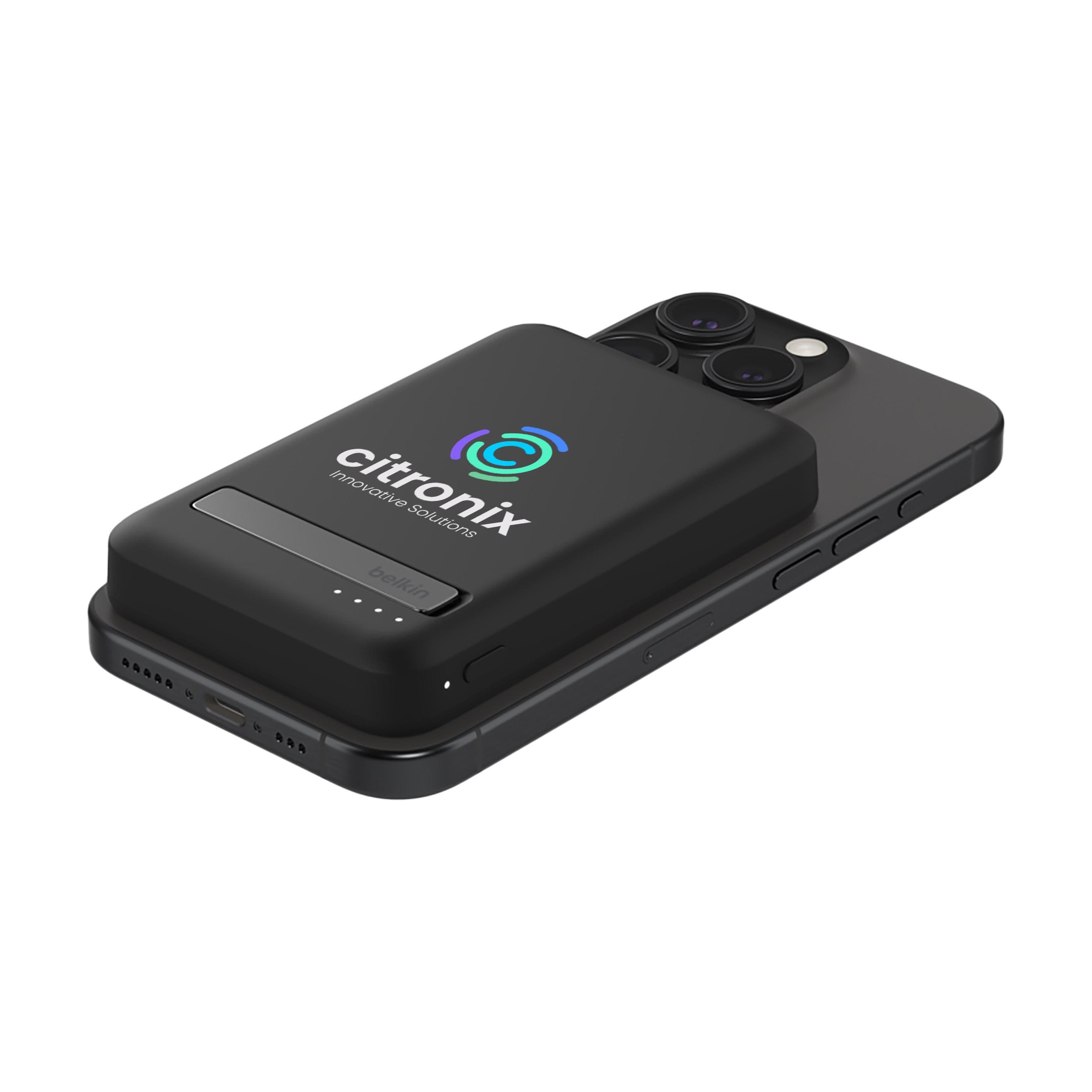 Banque d'énergie Belkin 5K Qi2 MagSafe avec support en situation