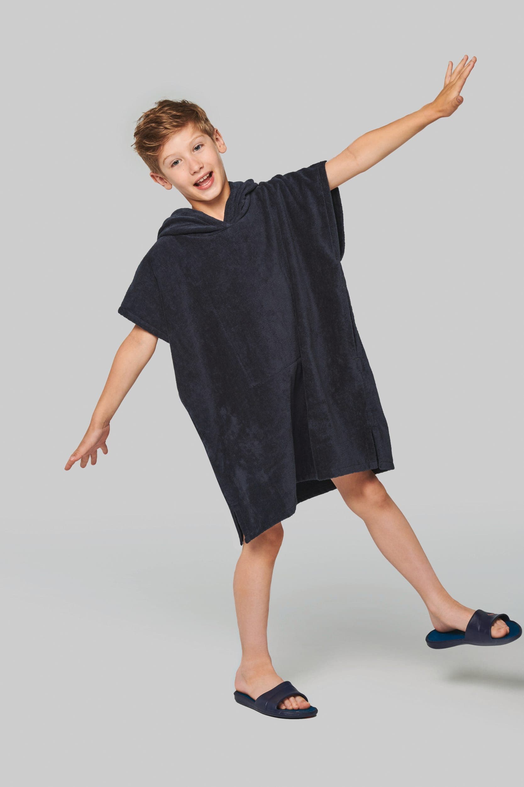 Poncho éponge à capuche enfant en situation
