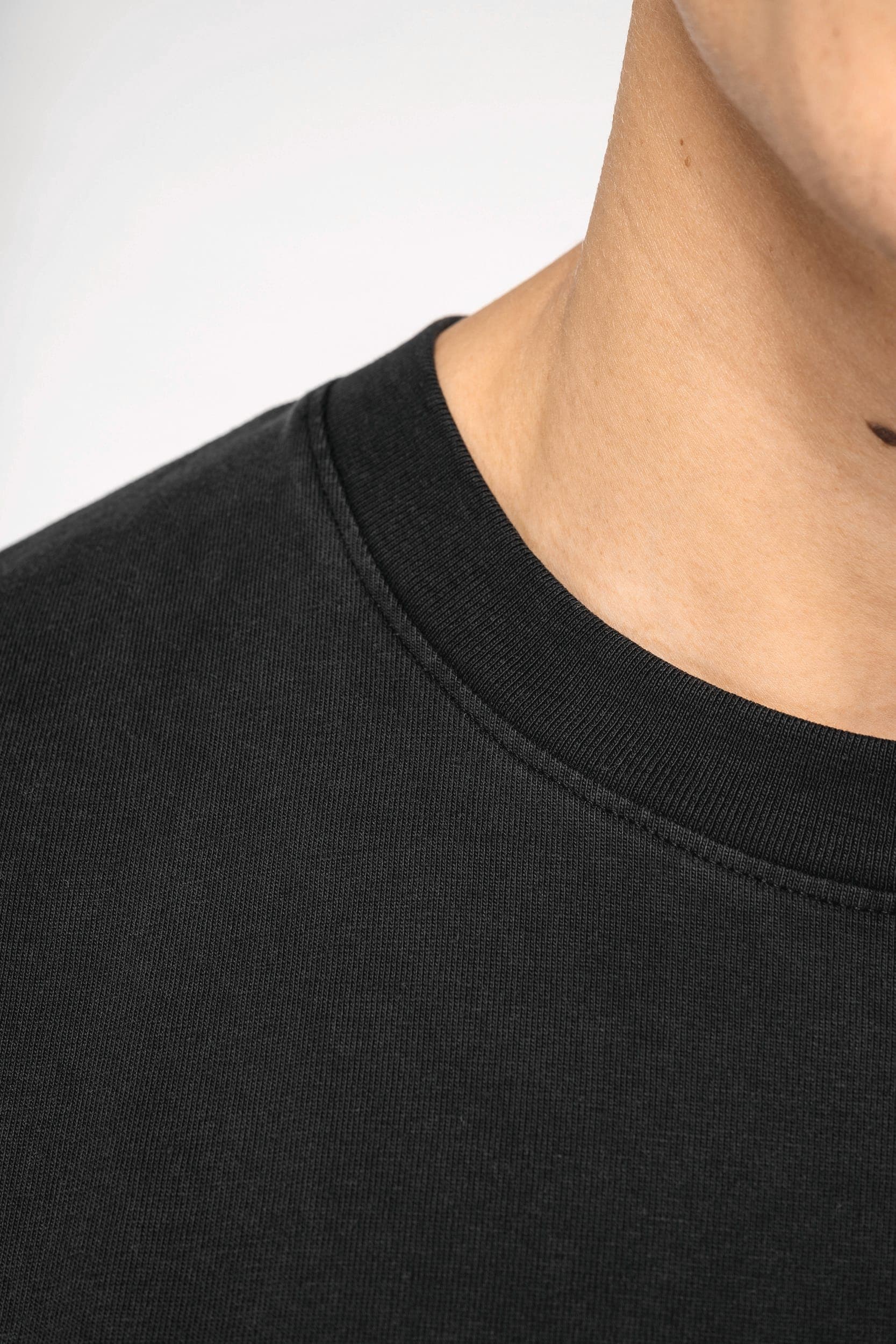 T-shirt écoresponsable oversize délavé homme en situation